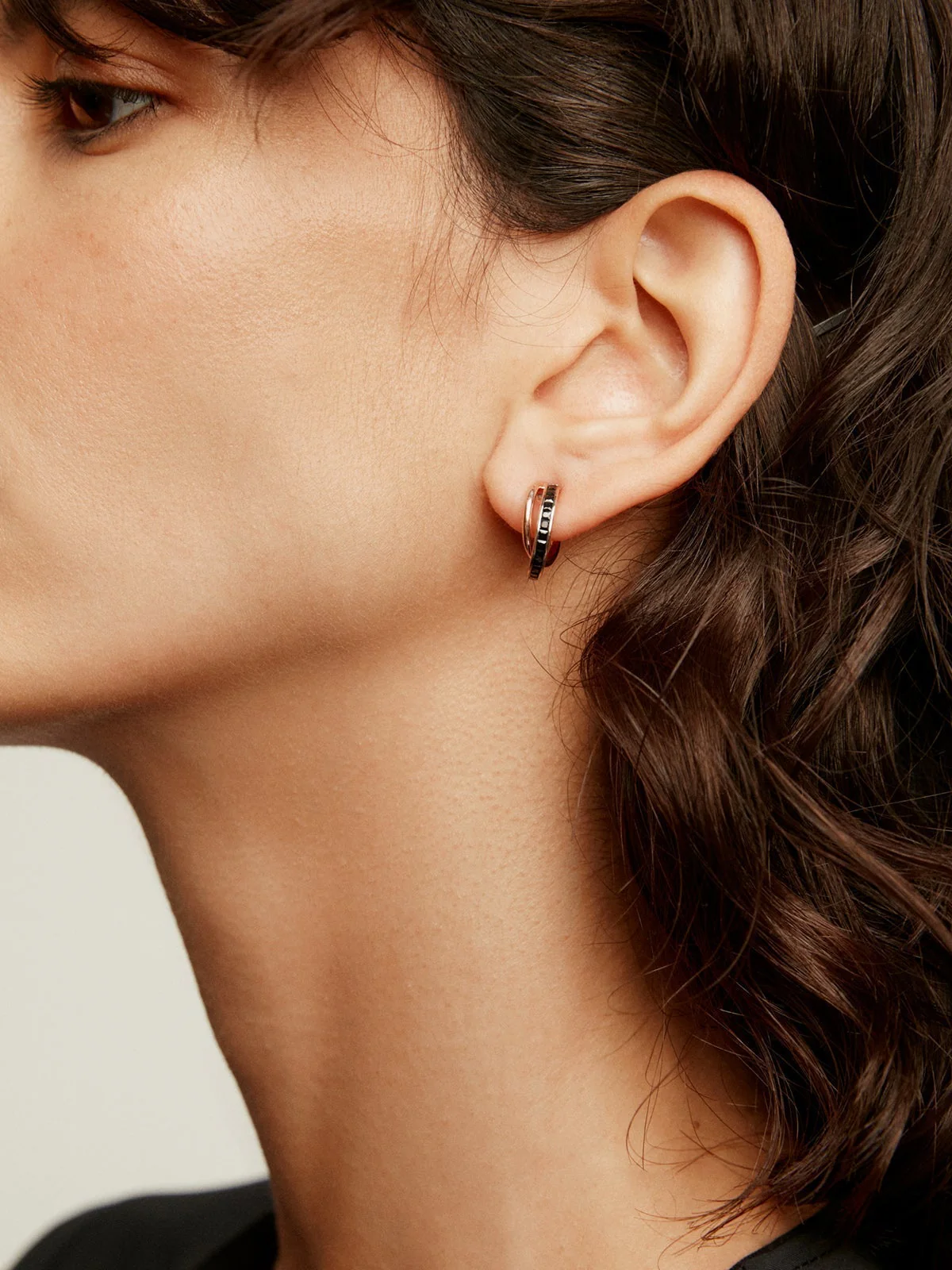 Pendientes de aro doble de plata 925 bañada en oro rosa de 18K con espinelas negras - Image 2