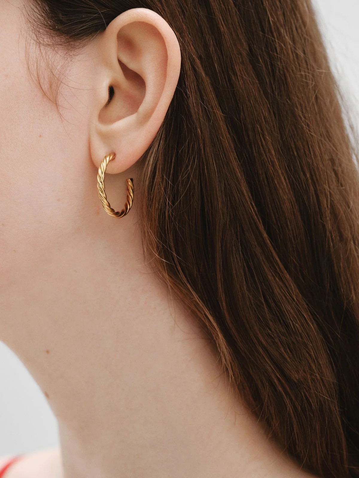 Pendientes de aro grandes de plata 925 bañada en oro amarillo de 18K con textura gallonada - Image 2