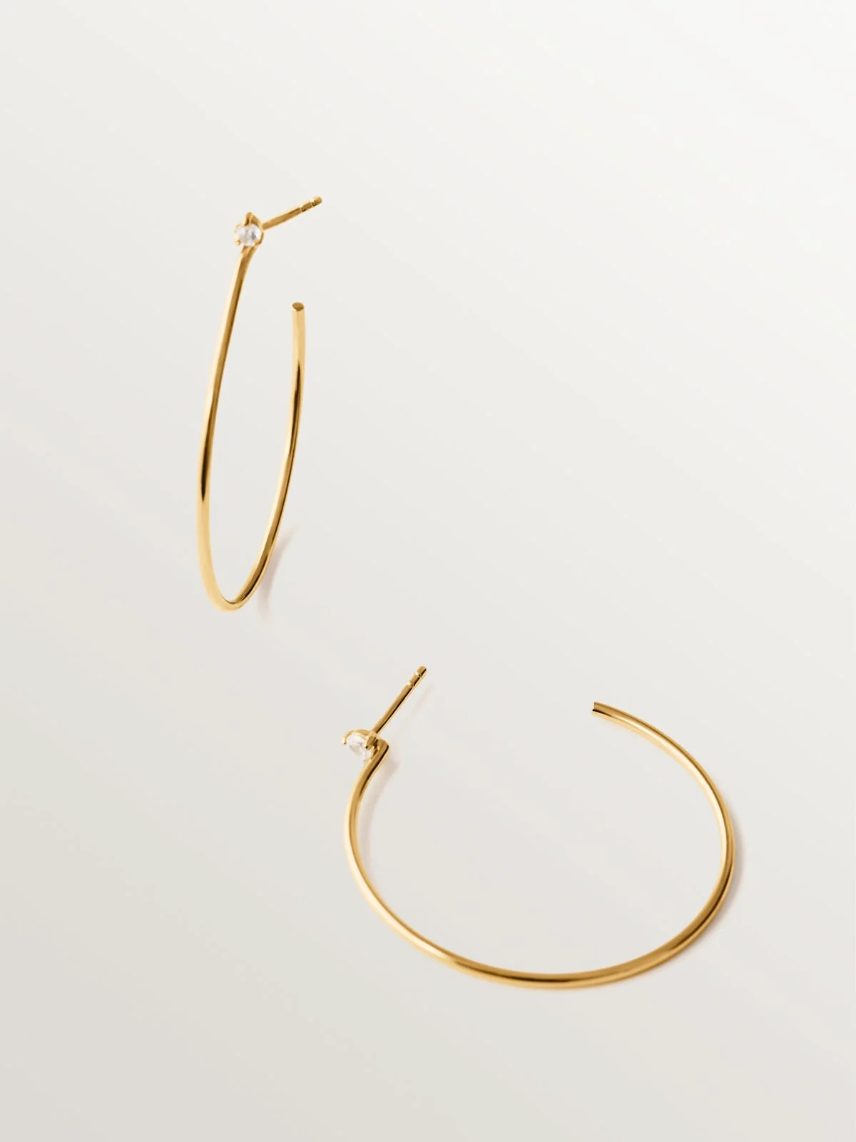 Pendientes de aro grandes de plata bañada en oro de 18K con topacios blancos - Image 3