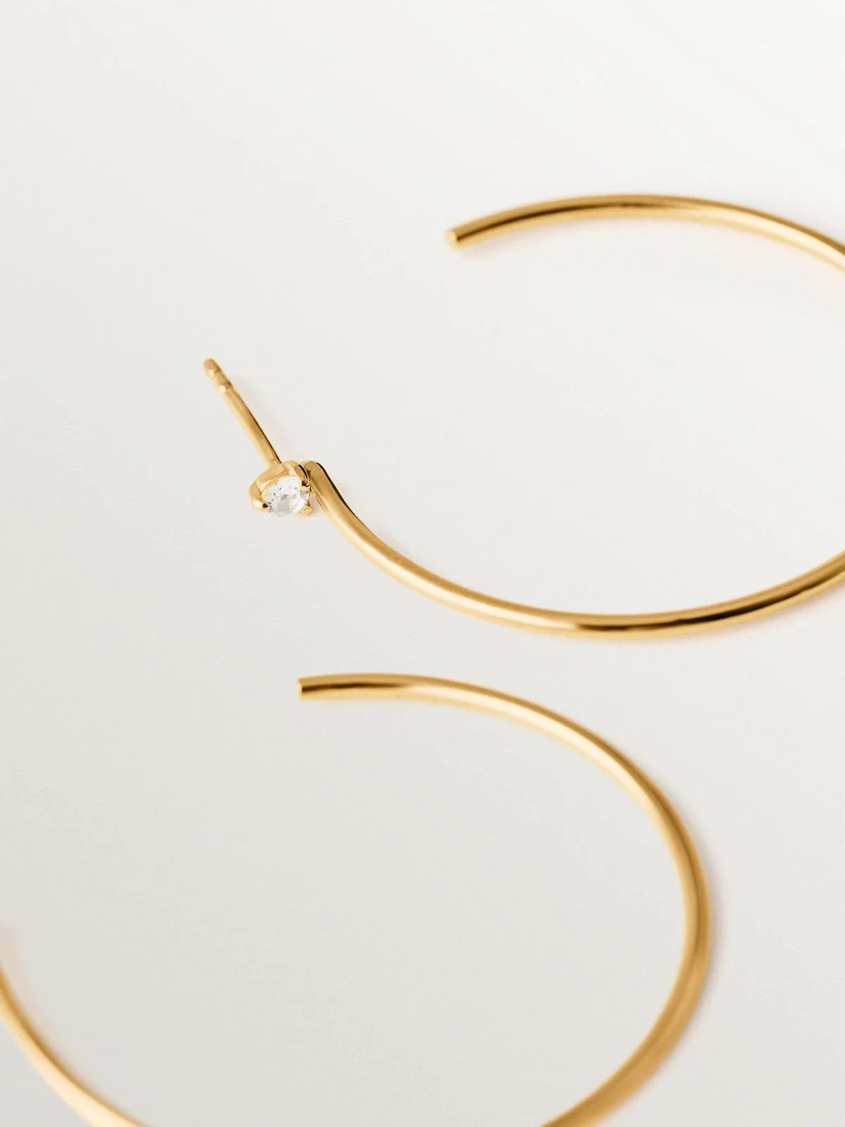 Pendientes de aro grandes de plata bañada en oro de 18K con topacios blancos - Image 5