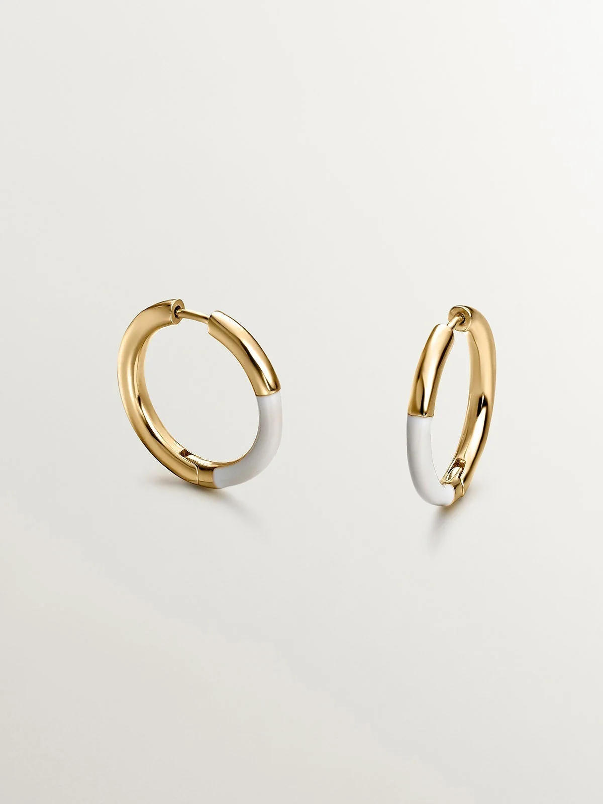 Pendientes de aro mediano de plata 925 bañada en oro amarillo de 18K con esmalte blanco