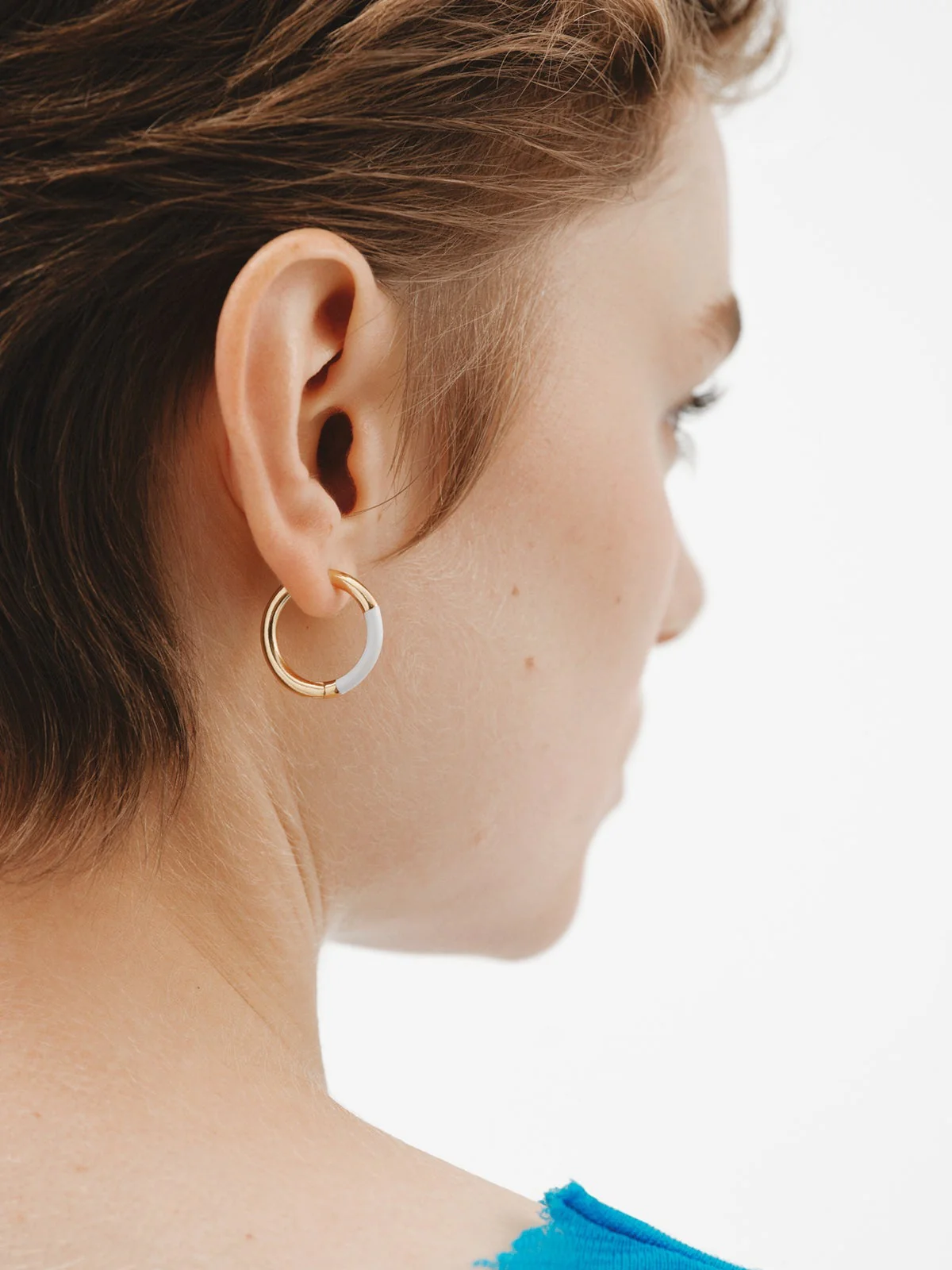Pendientes de aro mediano de plata 925 bañada en oro amarillo de 18K con esmalte blanco - Image 2