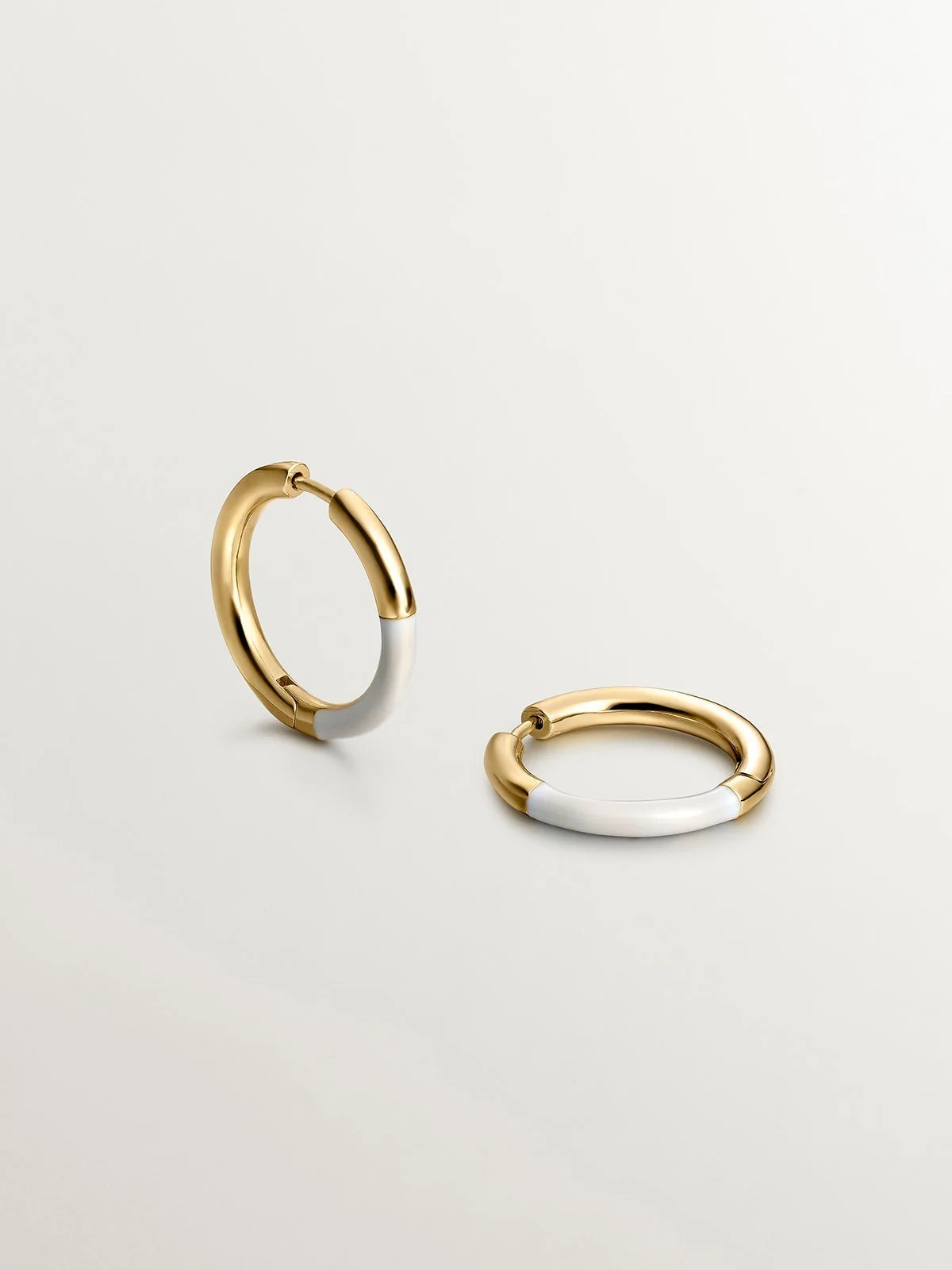 Pendientes de aro mediano de plata 925 bañada en oro amarillo de 18K con esmalte blanco - Image 3