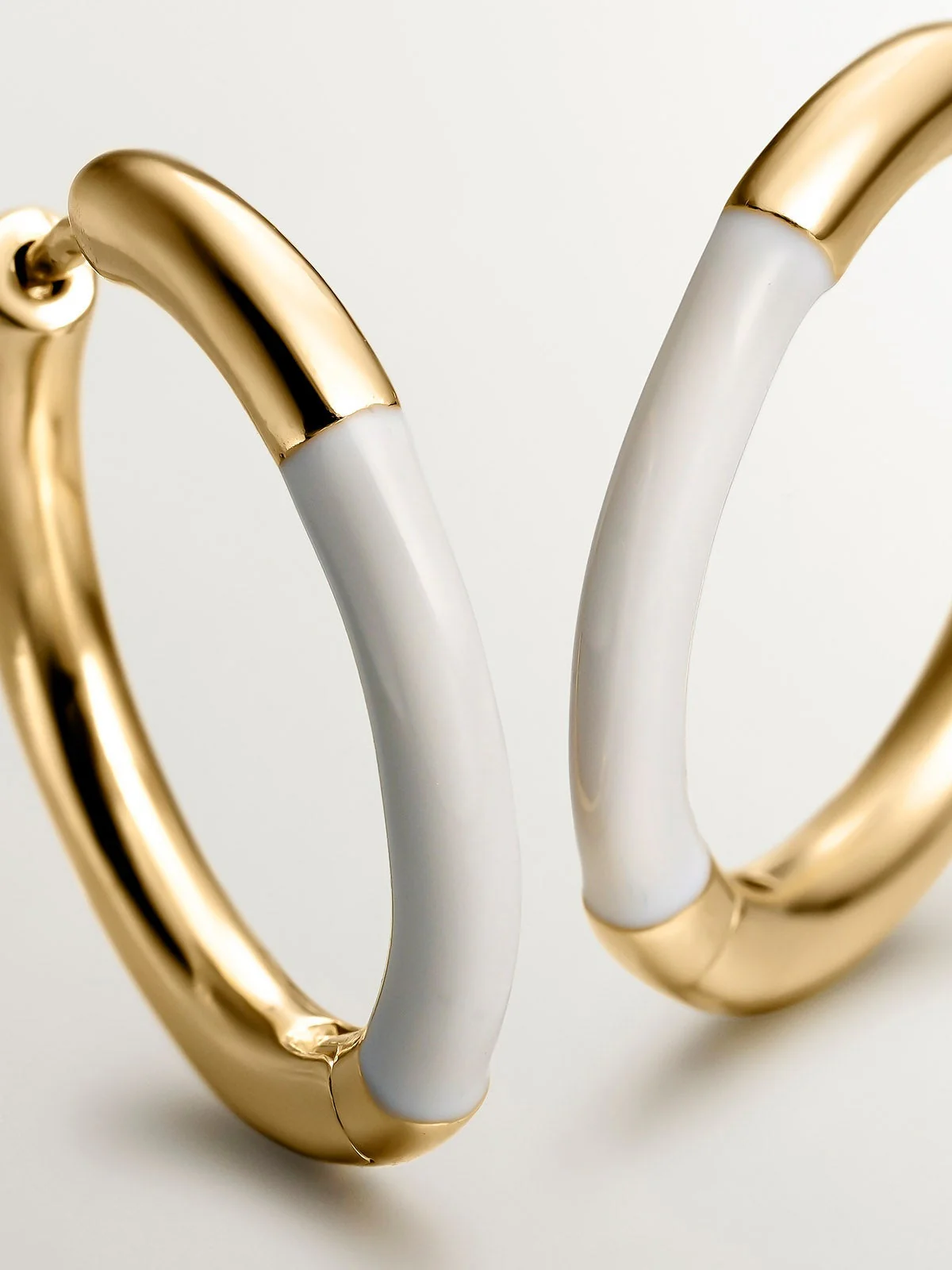 Pendientes de aro mediano de plata 925 bañada en oro amarillo de 18K con esmalte blanco - Image 5