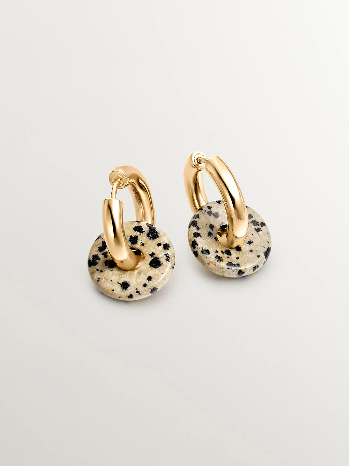 Pendientes de aro mediano de plata 925 bañada en oro amarillo de 18K con jaspe dálmata