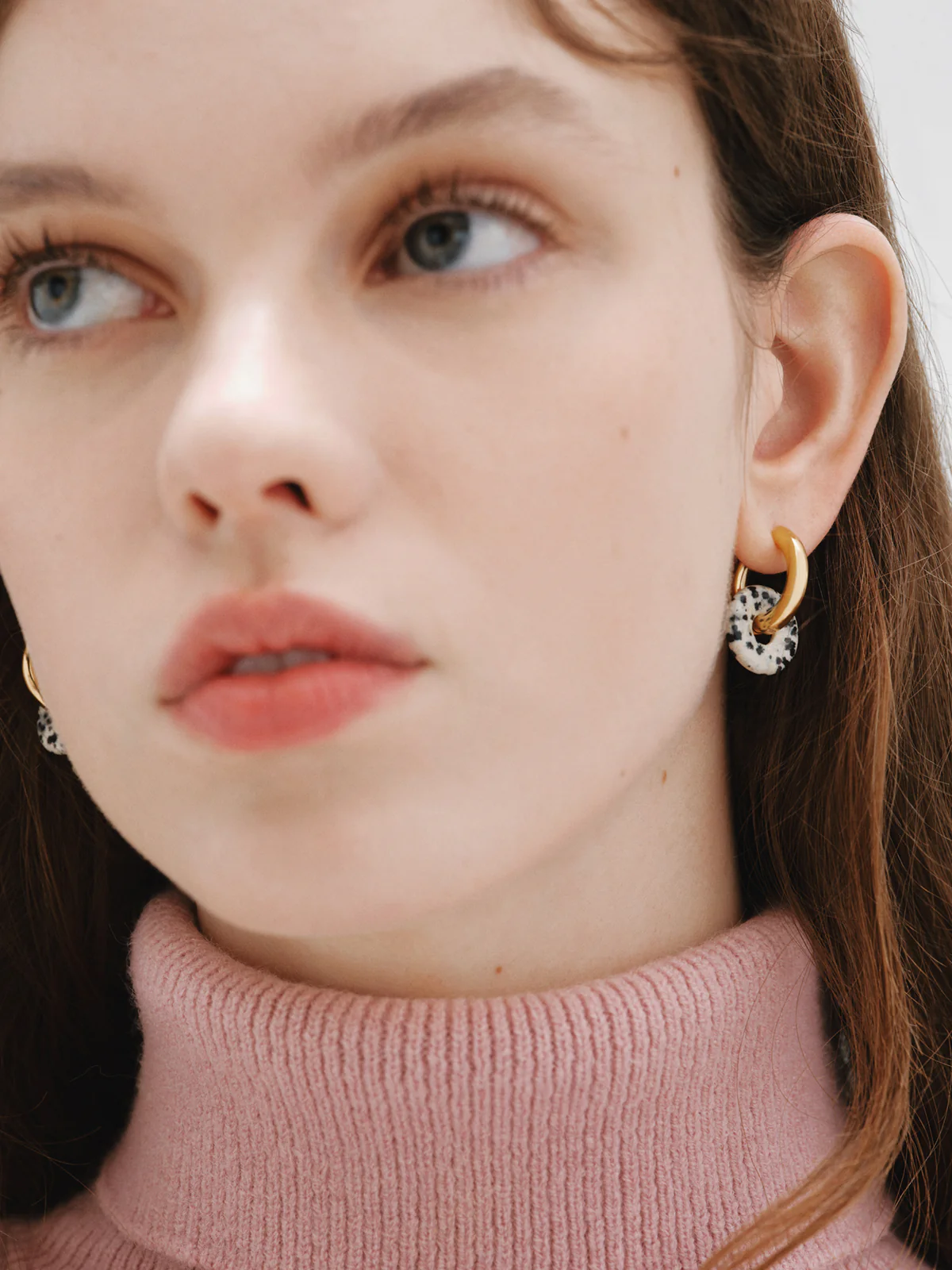 Pendientes de aro mediano de plata 925 bañada en oro amarillo de 18K con jaspe dálmata - Image 2