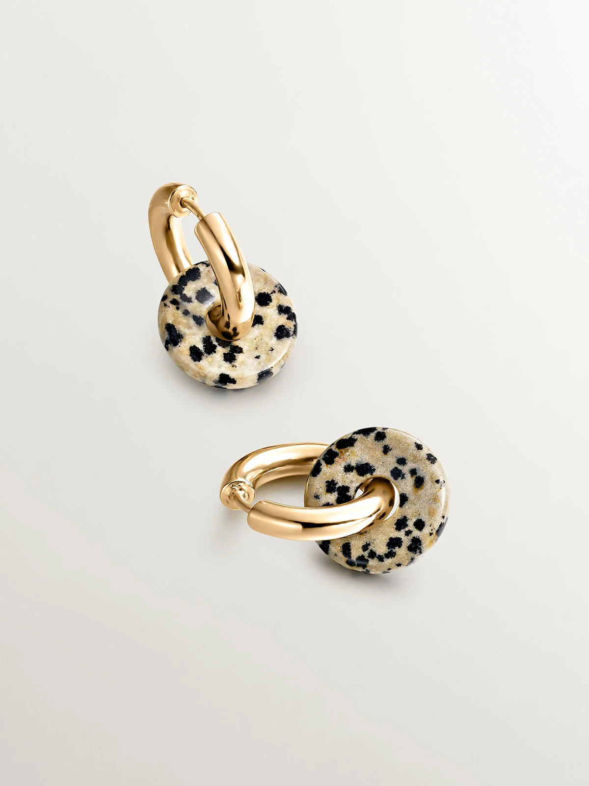 Pendientes de aro mediano de plata 925 bañada en oro amarillo de 18K con jaspe dálmata - Image 3