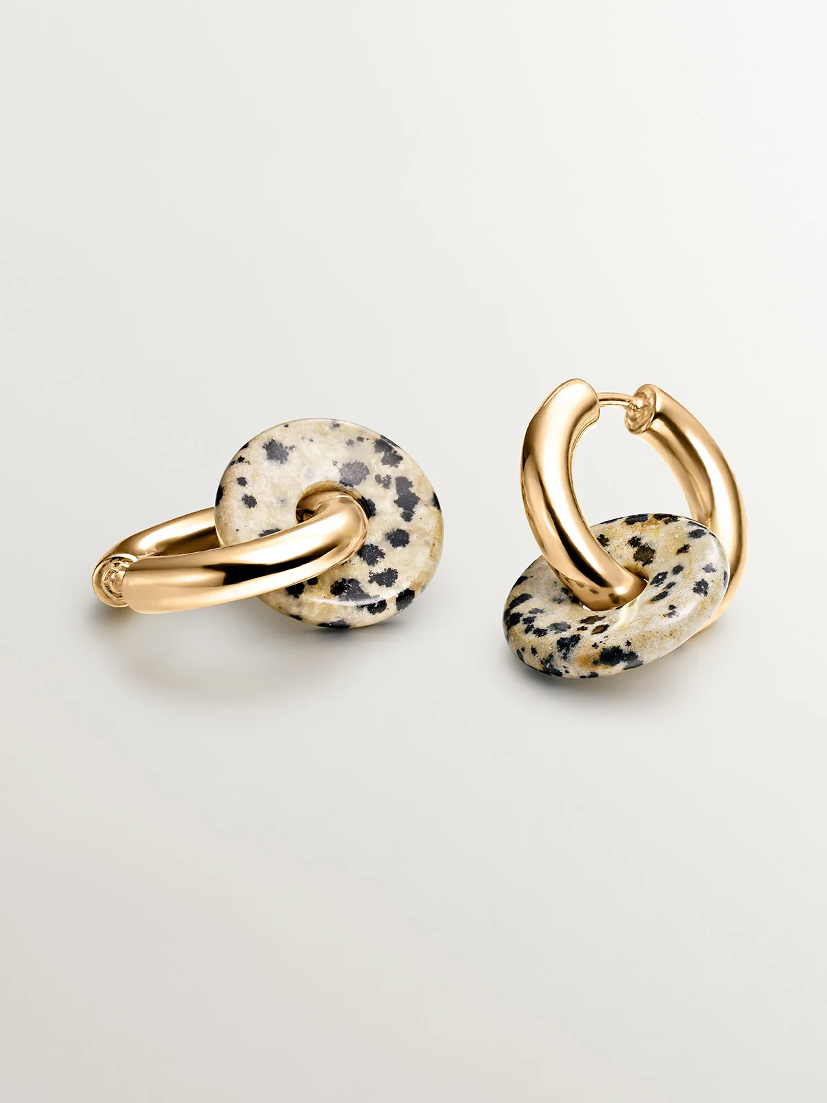 Pendientes de aro mediano de plata 925 bañada en oro amarillo de 18K con jaspe dálmata - Image 5