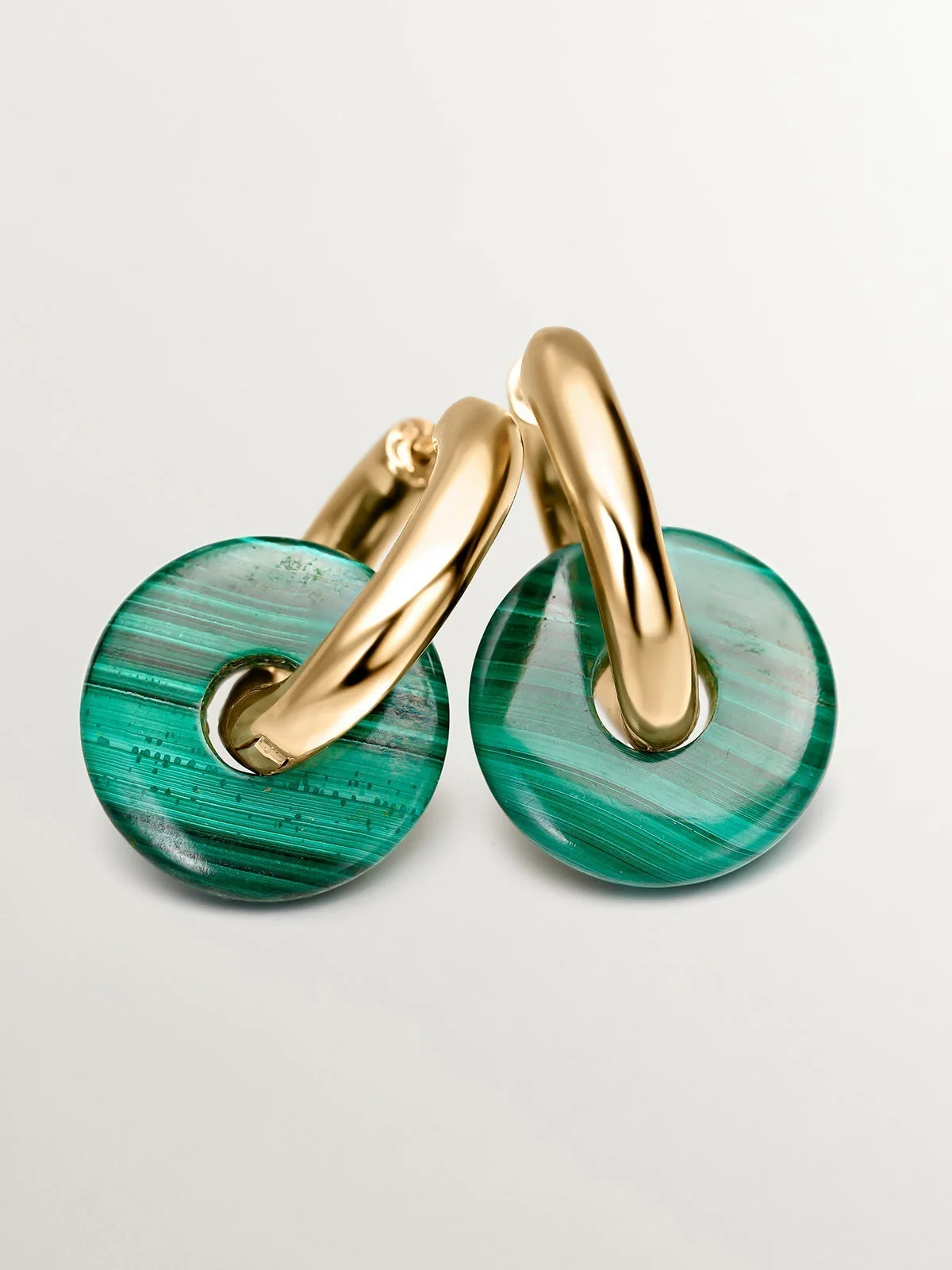 Pendientes de aro mediano de plata 925 bañada en oro amarillo de 18K con malaquita verde - Image 5
