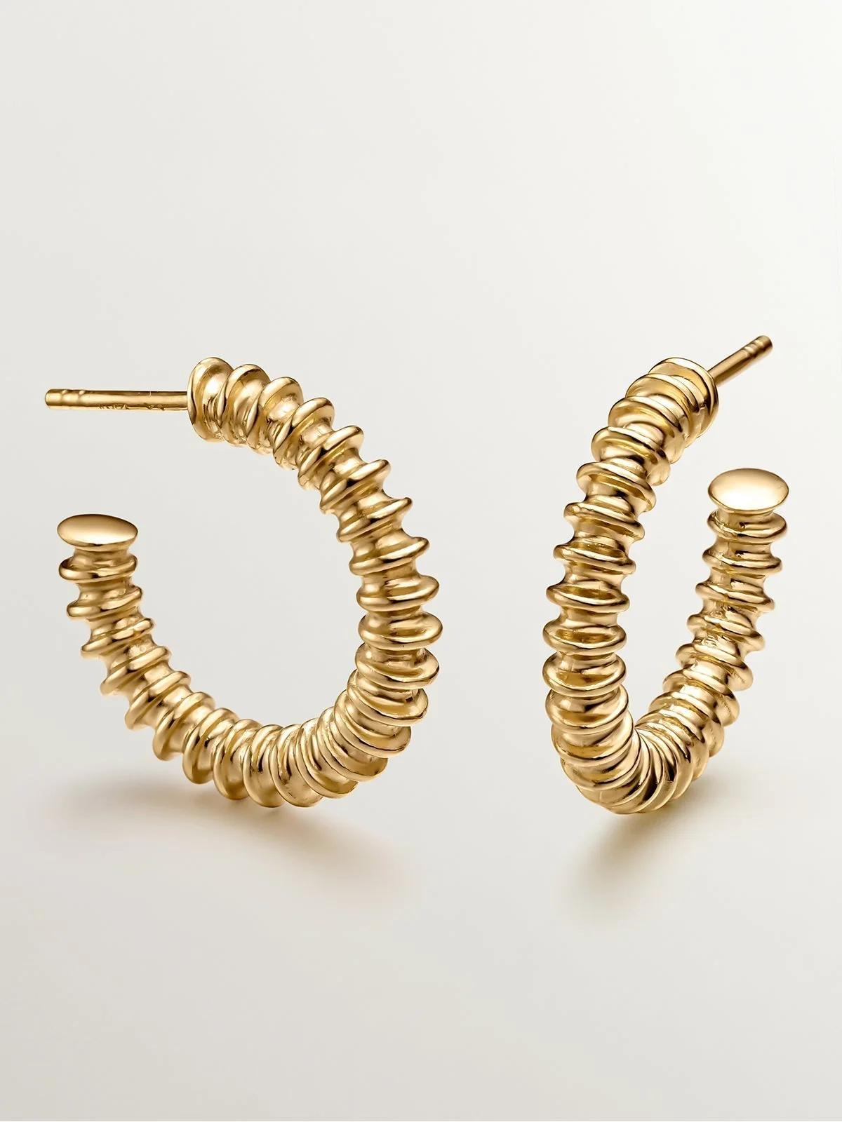 Pendientes de aro medianos de plata 925 bañada en oro amarillo de 18K con acabado en relieve - Image 3
