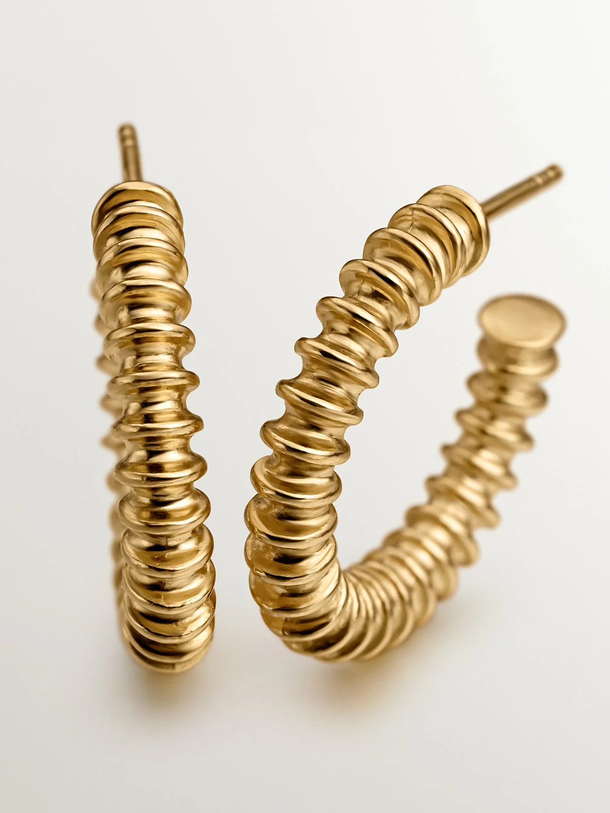 Pendientes de aro medianos de plata 925 bañada en oro amarillo de 18K con acabado en relieve - Image 5