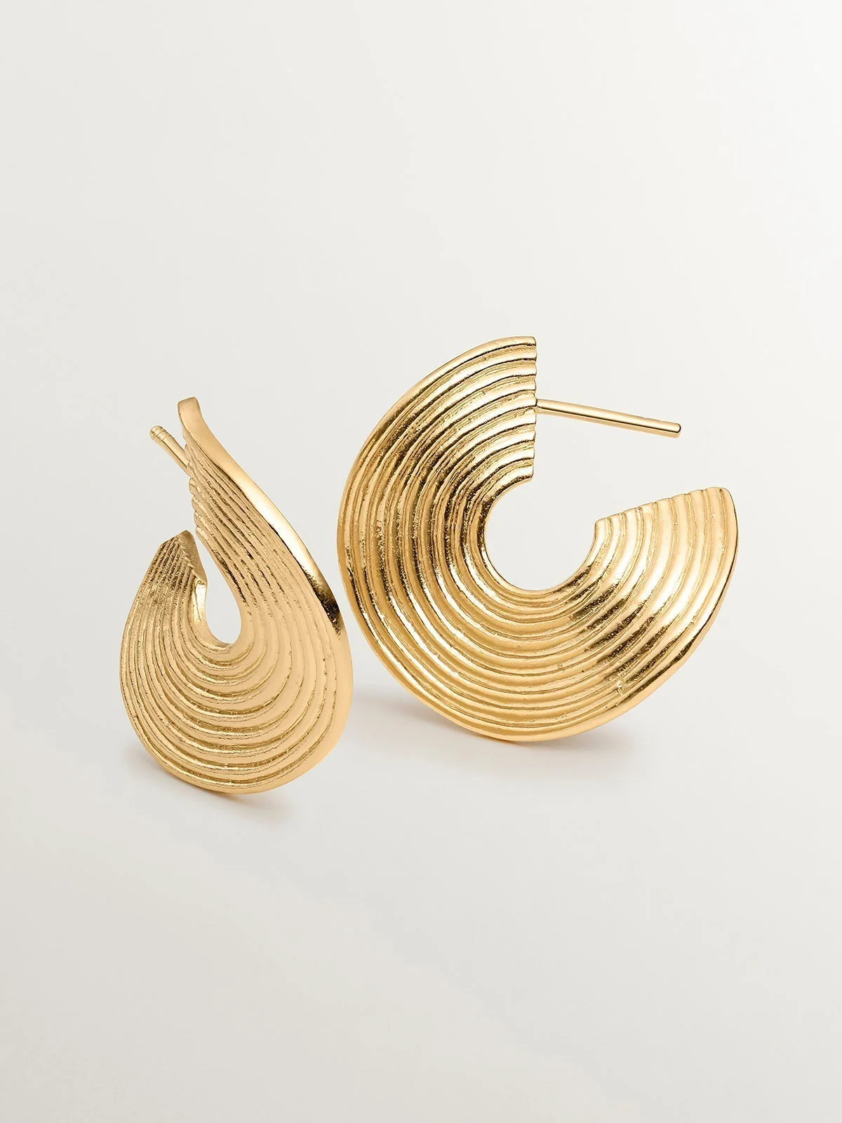 Pendientes de aro medianos de plata 925 bañada en oro amarillo de 18K con relieve y forma irregular - Image 3