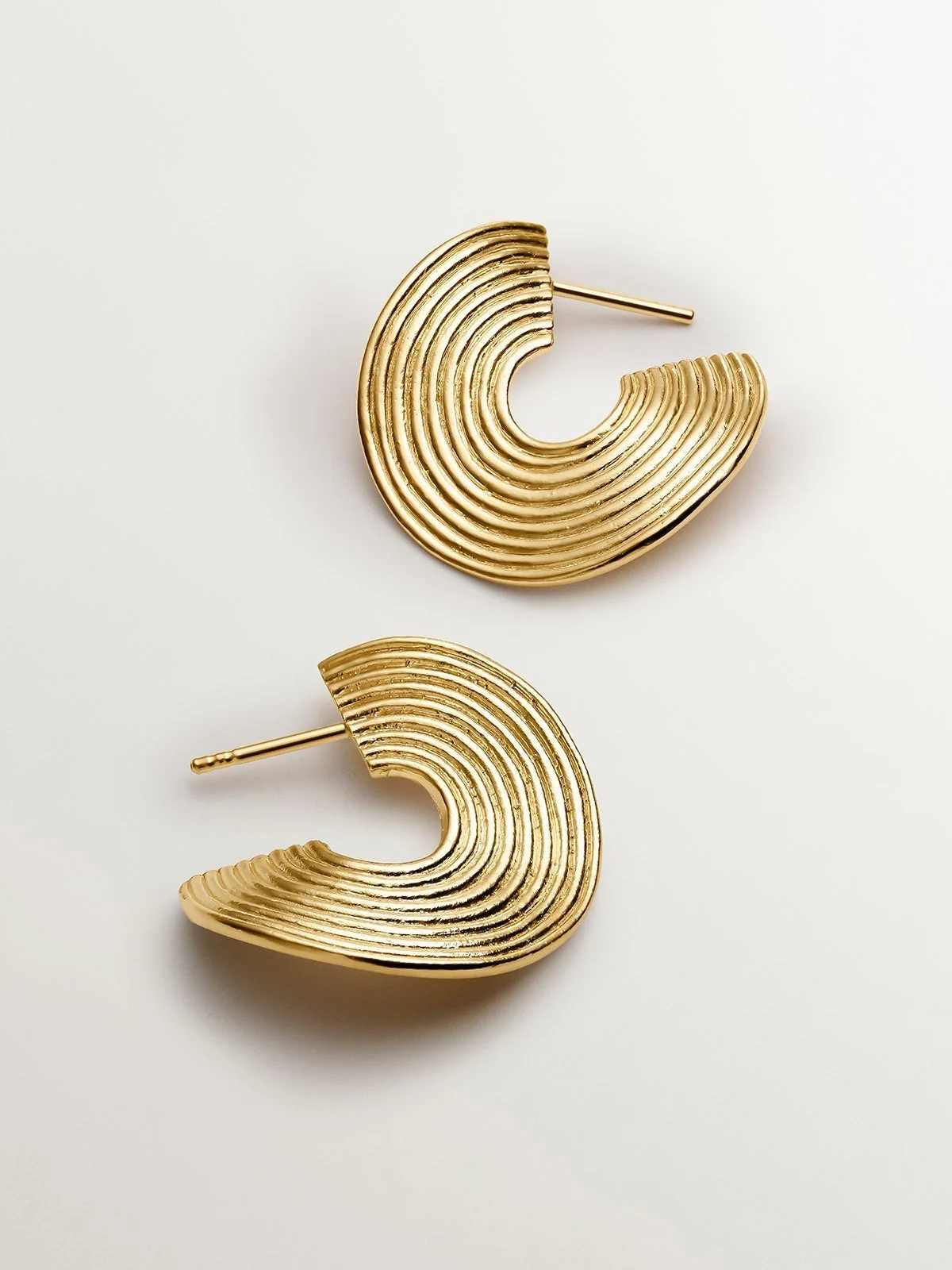 Pendientes de aro medianos de plata 925 bañada en oro amarillo de 18K con relieve y forma irregular - Image 5