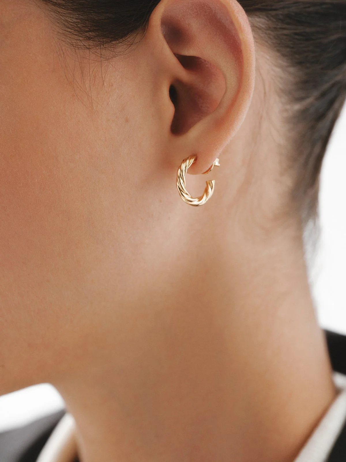 Pendientes de aro medianos de plata 925 bañada en oro amarillo de 18K con textura gallonada - Image 2