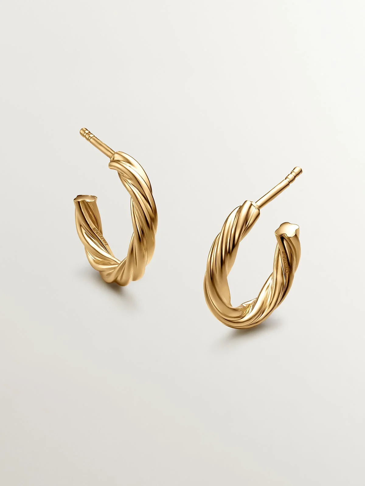 Pendientes de aro medianos de plata 925 bañada en oro amarillo de 18K con textura gallonada - Image 3