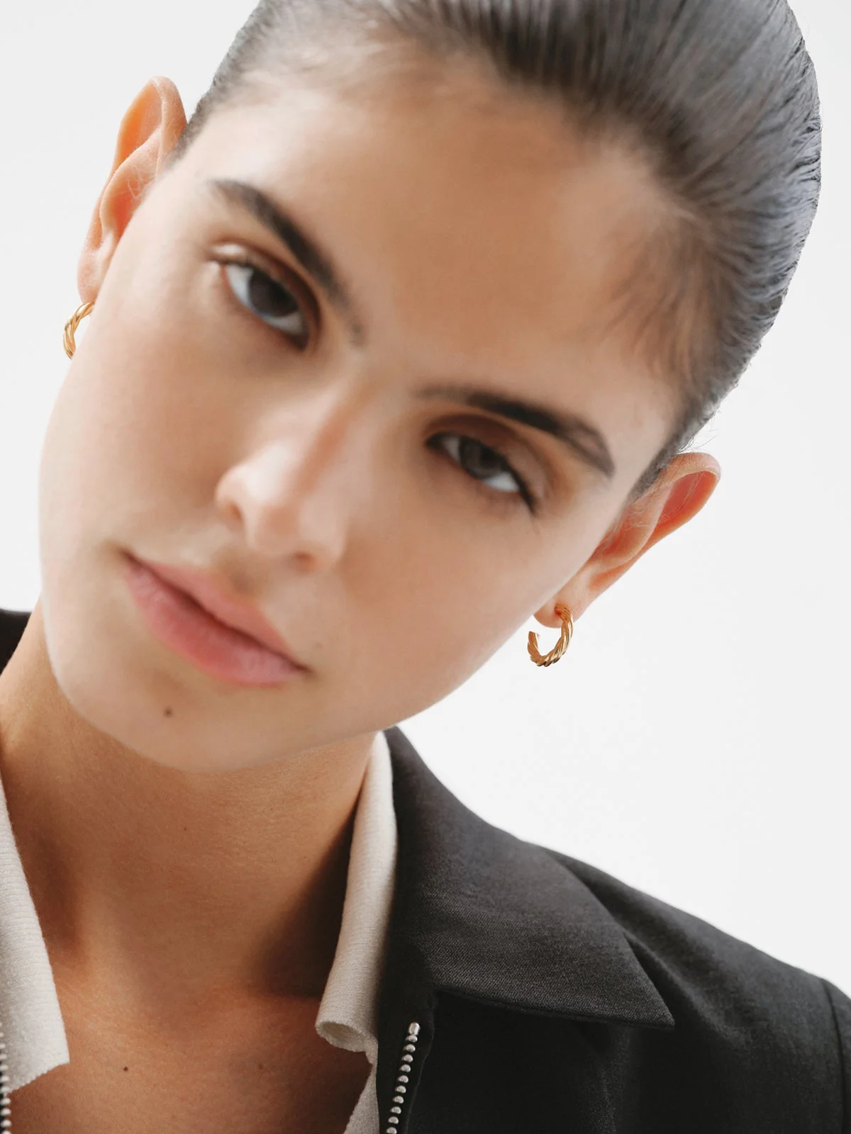 Pendientes de aro medianos de plata 925 bañada en oro amarillo de 18K con textura gallonada - Image 4