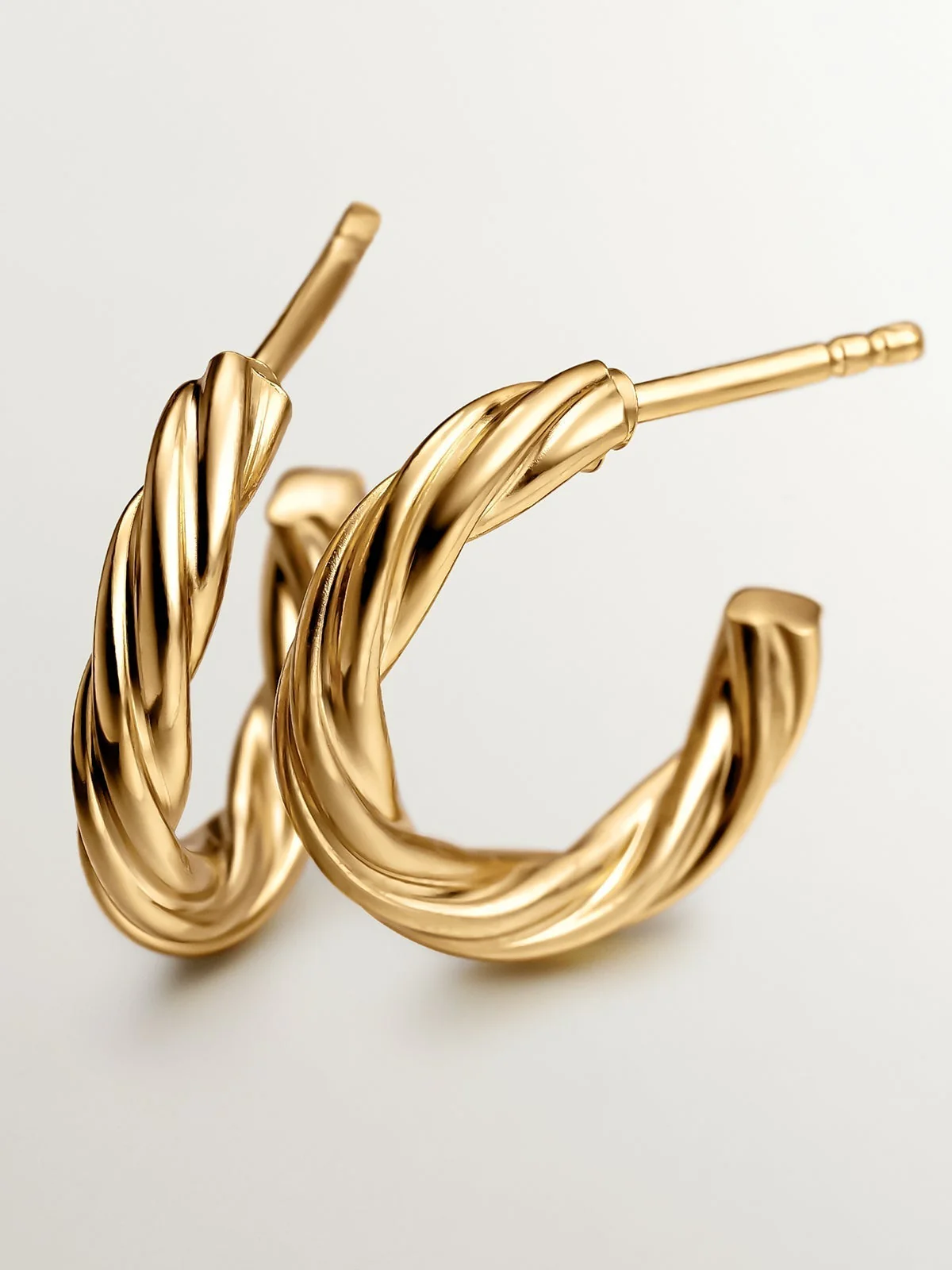 Pendientes de aro medianos de plata 925 bañada en oro amarillo de 18K con textura gallonada - Image 5