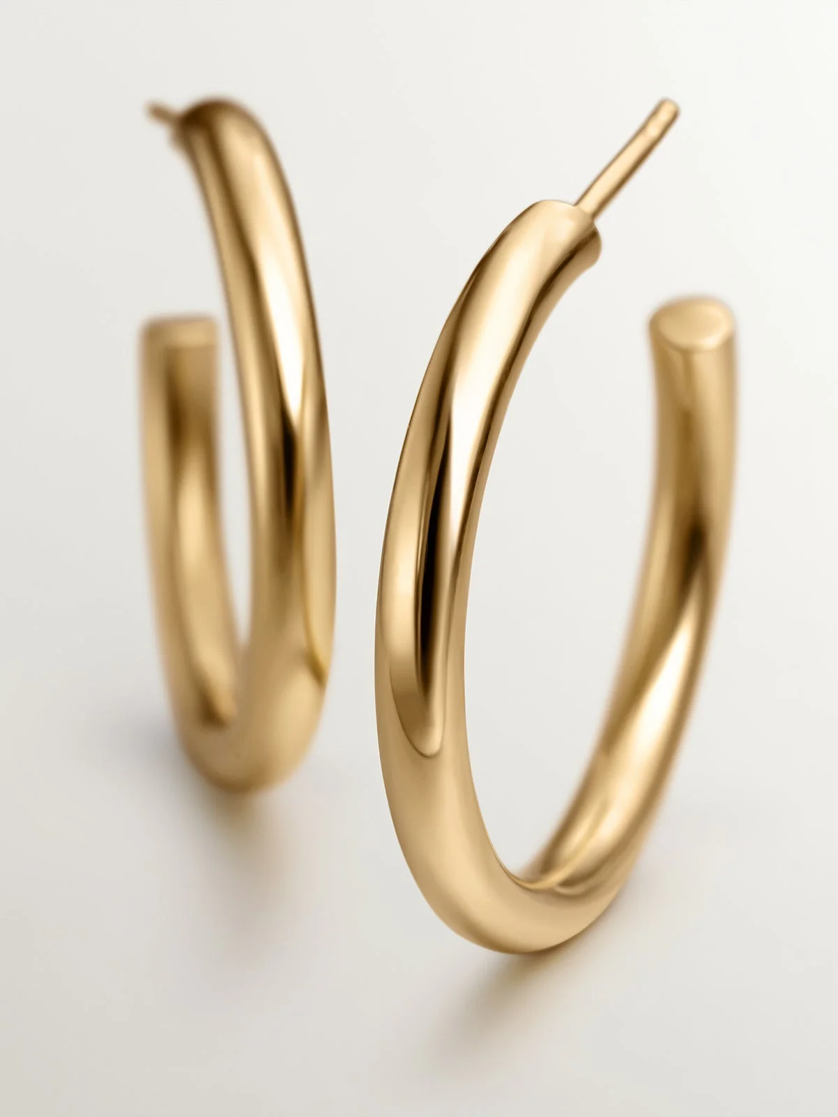 Pendientes de aro medianos de plata 925 bañada en oro amarillo de 18K - Image 5