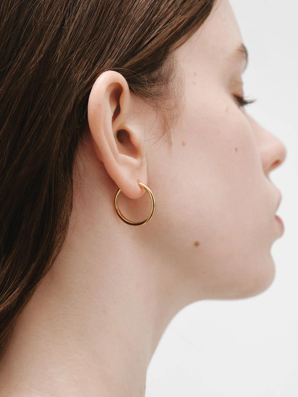 Pendientes de aro medianos de plata 925 bañada en oro amarillo de 18K - Image 2