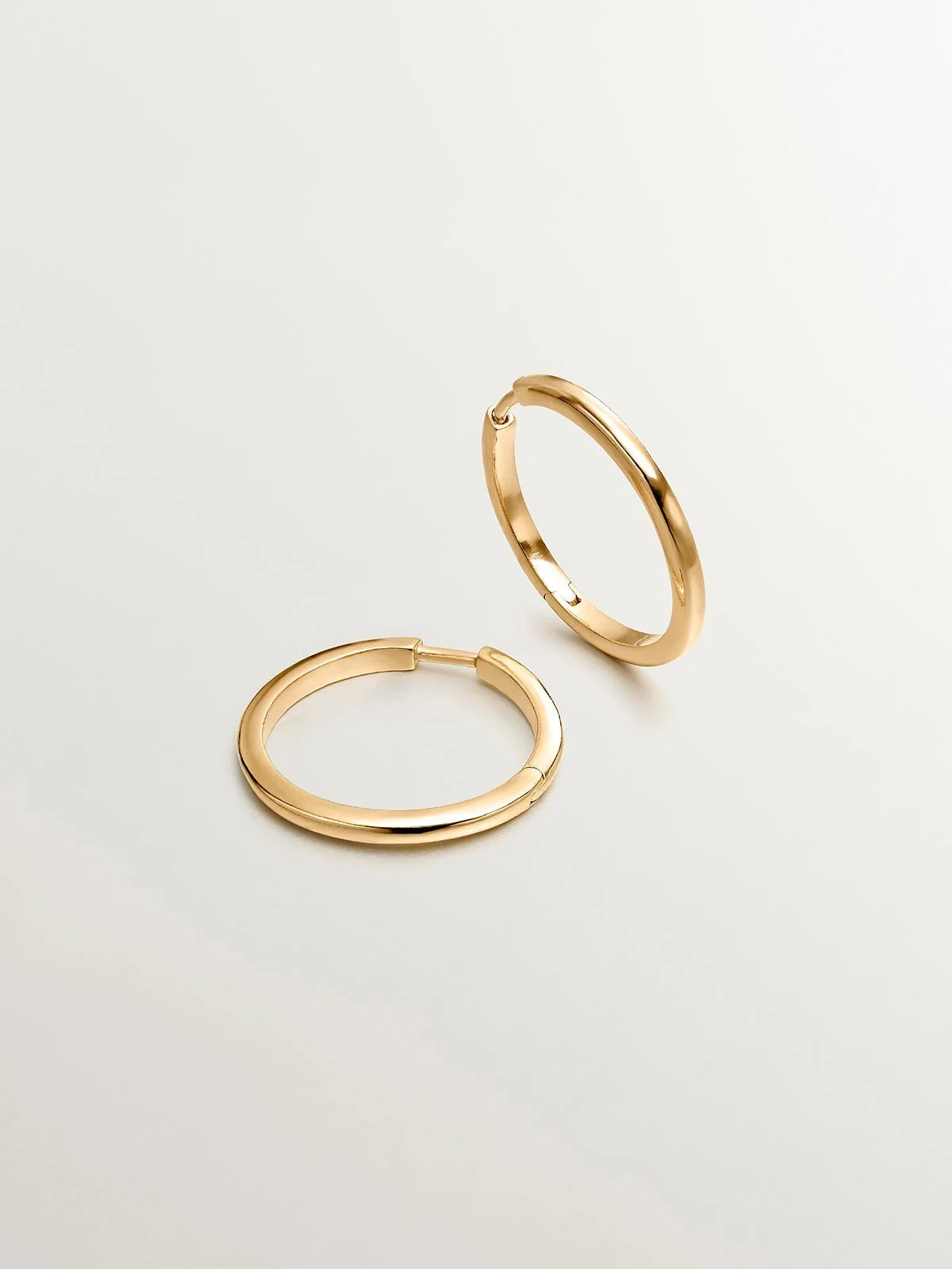 Pendientes de aro medianos de plata 925 bañada en oro amarillo de 18K - Image 4
