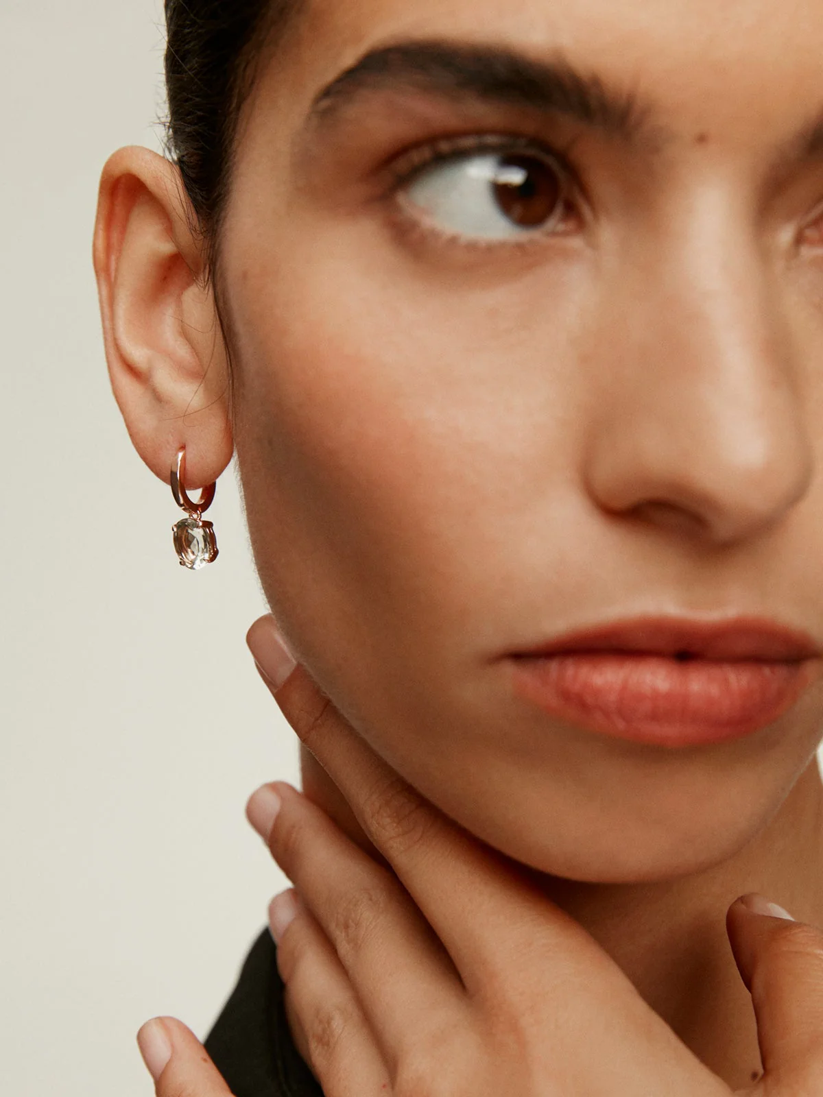 Pendientes de aro medianos de plata 925 bañada en oro rosa de 18K con cuarzo verde - Image 2