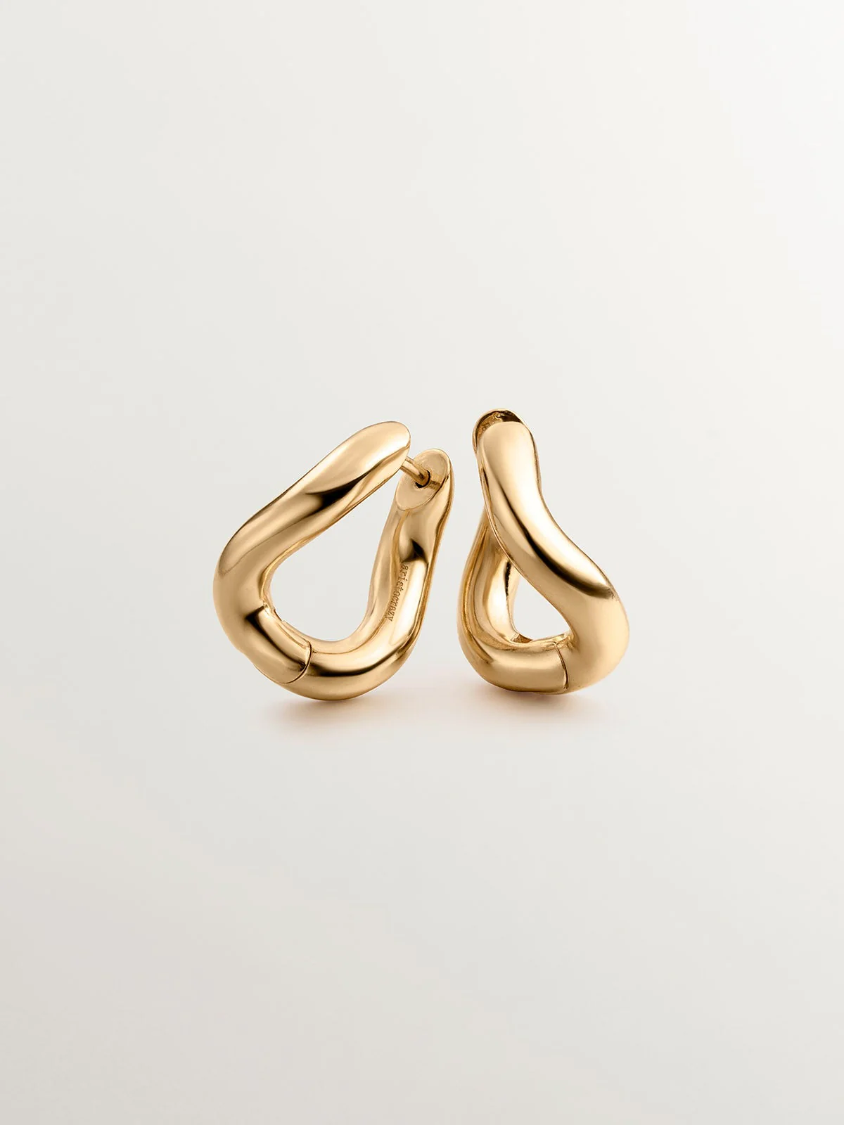 Pendientes de aro medianos gruesos de plata 925 bañada en oro amarillo de 18K con forma ondulada