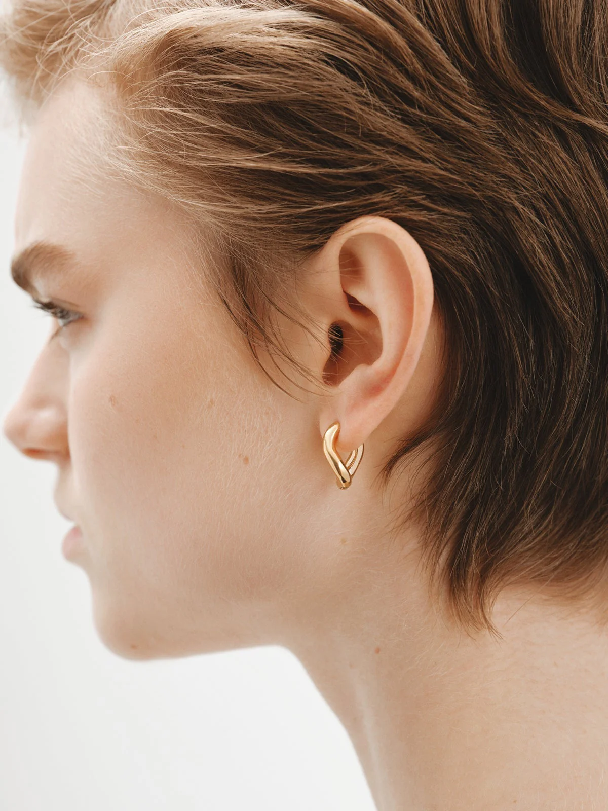Pendientes de aro medianos gruesos de plata 925 bañada en oro amarillo de 18K con forma ondulada - Image 2