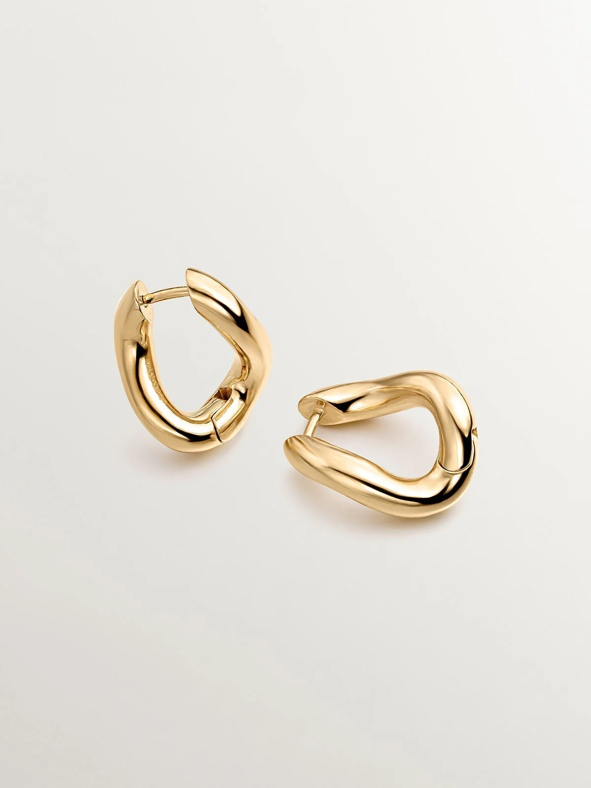 Pendientes de aro medianos gruesos de plata 925 bañada en oro amarillo de 18K con forma ondulada - Image 3
