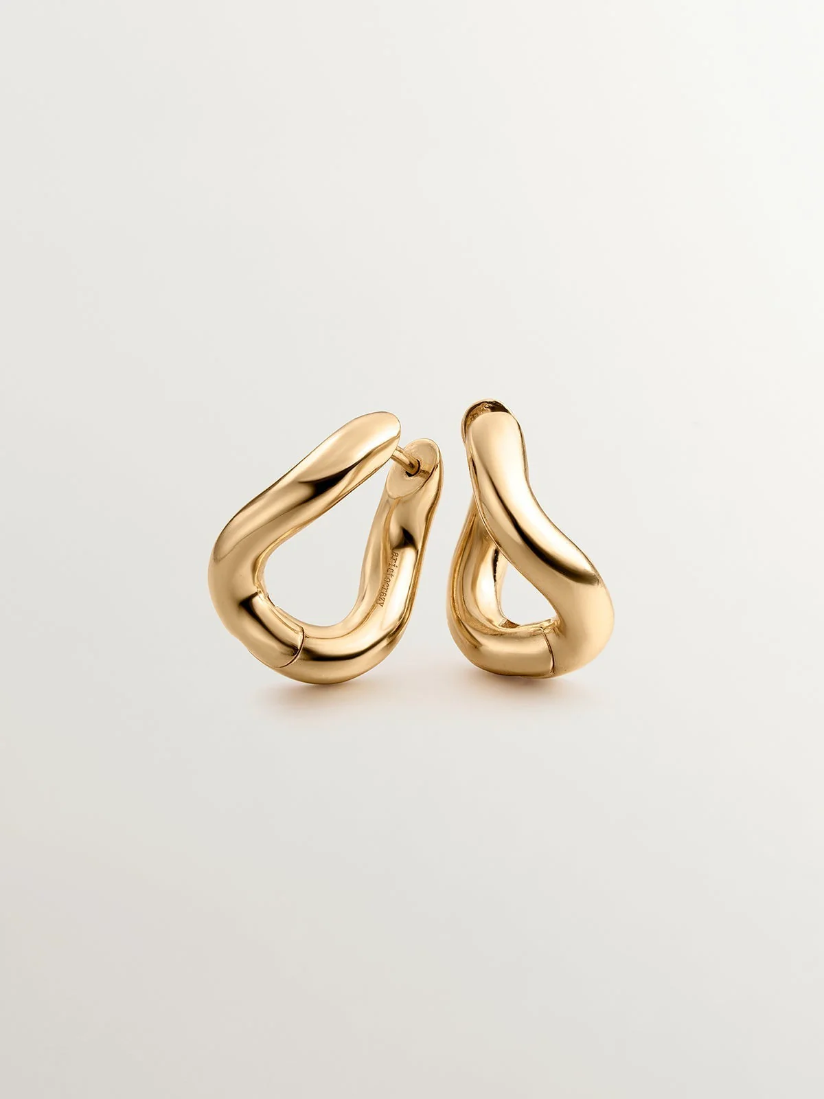 Pendientes de aro medianos gruesos de plata 925 bañada en oro amarillo de 18K con forma ondulada - Image 5