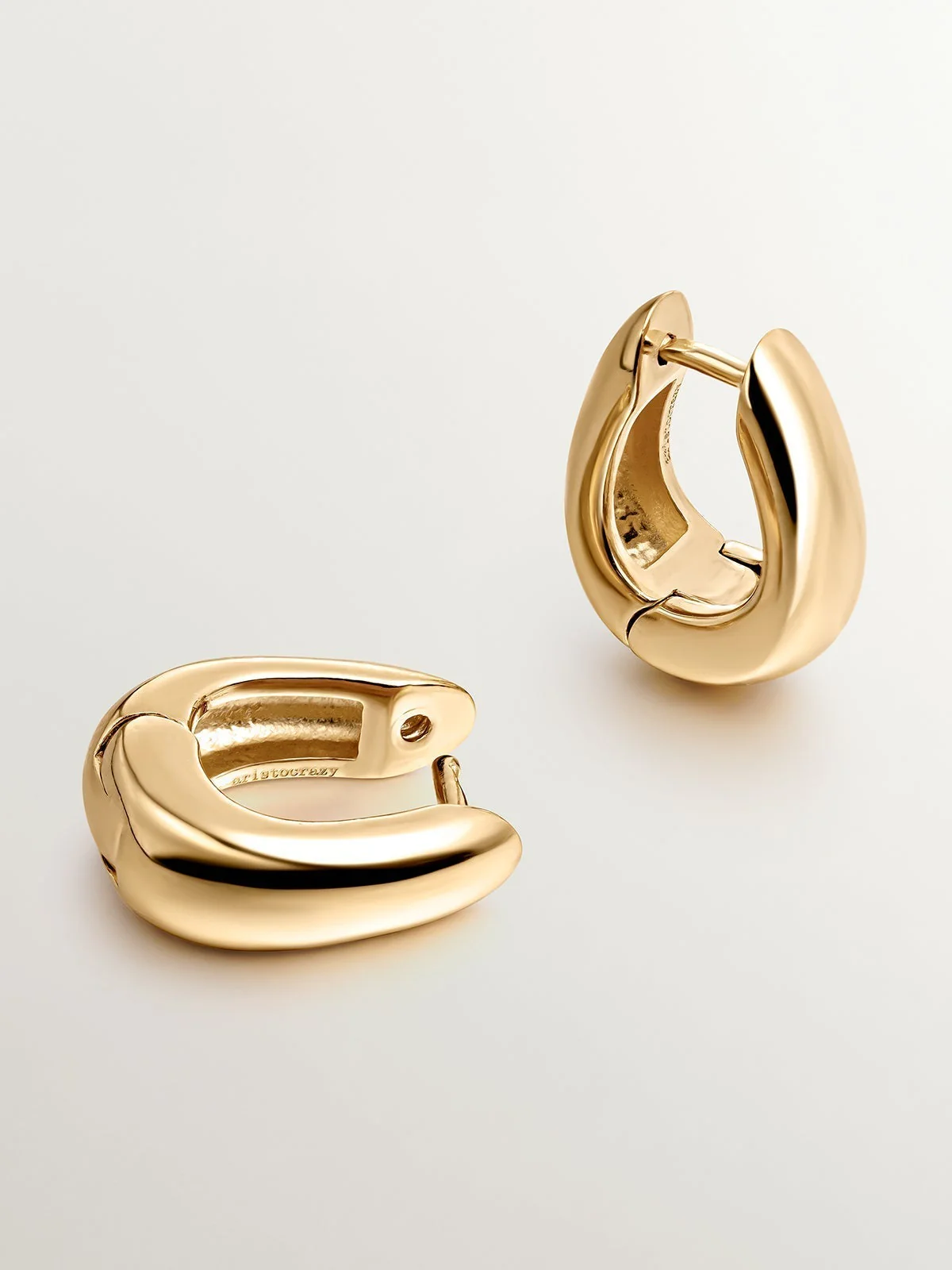 Pendientes de aro medianos gruesos de plata 925 bañada en oro amarillo de 18K con forma ovalada - Image 3