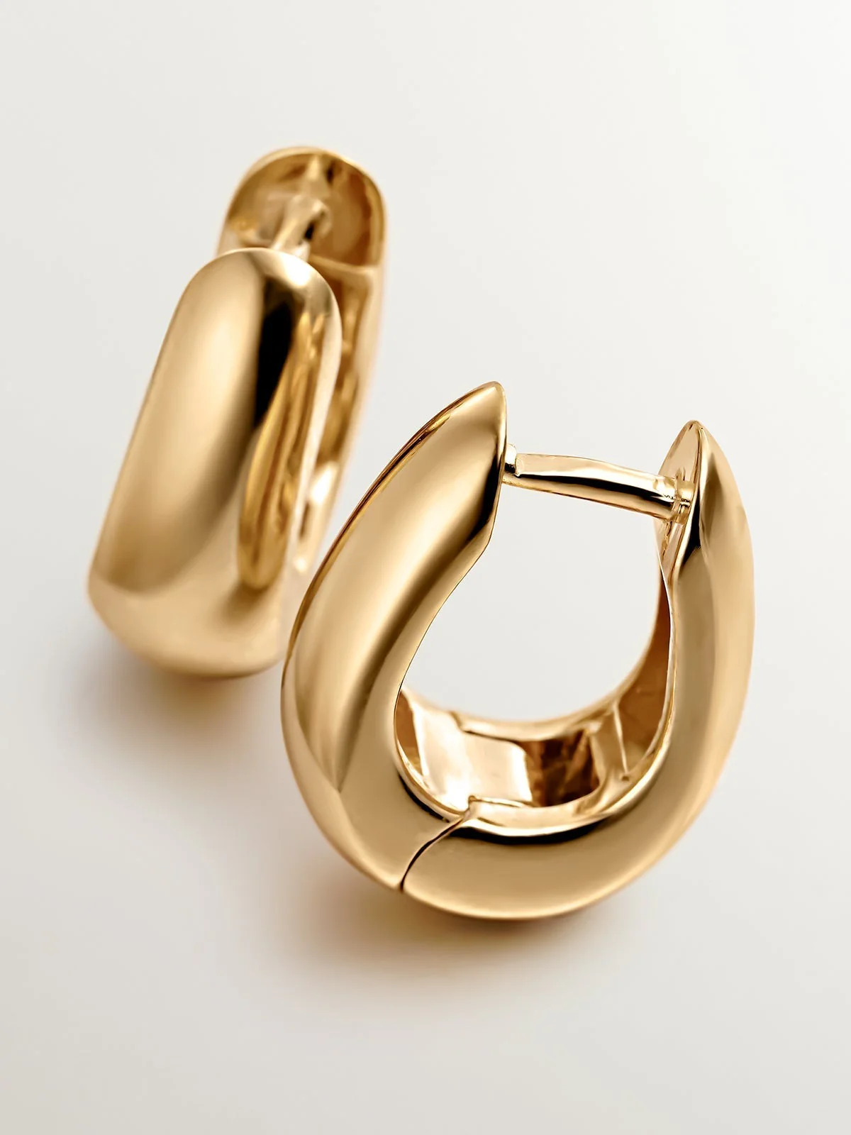 Pendientes de aro medianos gruesos de plata 925 bañada en oro amarillo de 18K con forma ovalada - Image 5