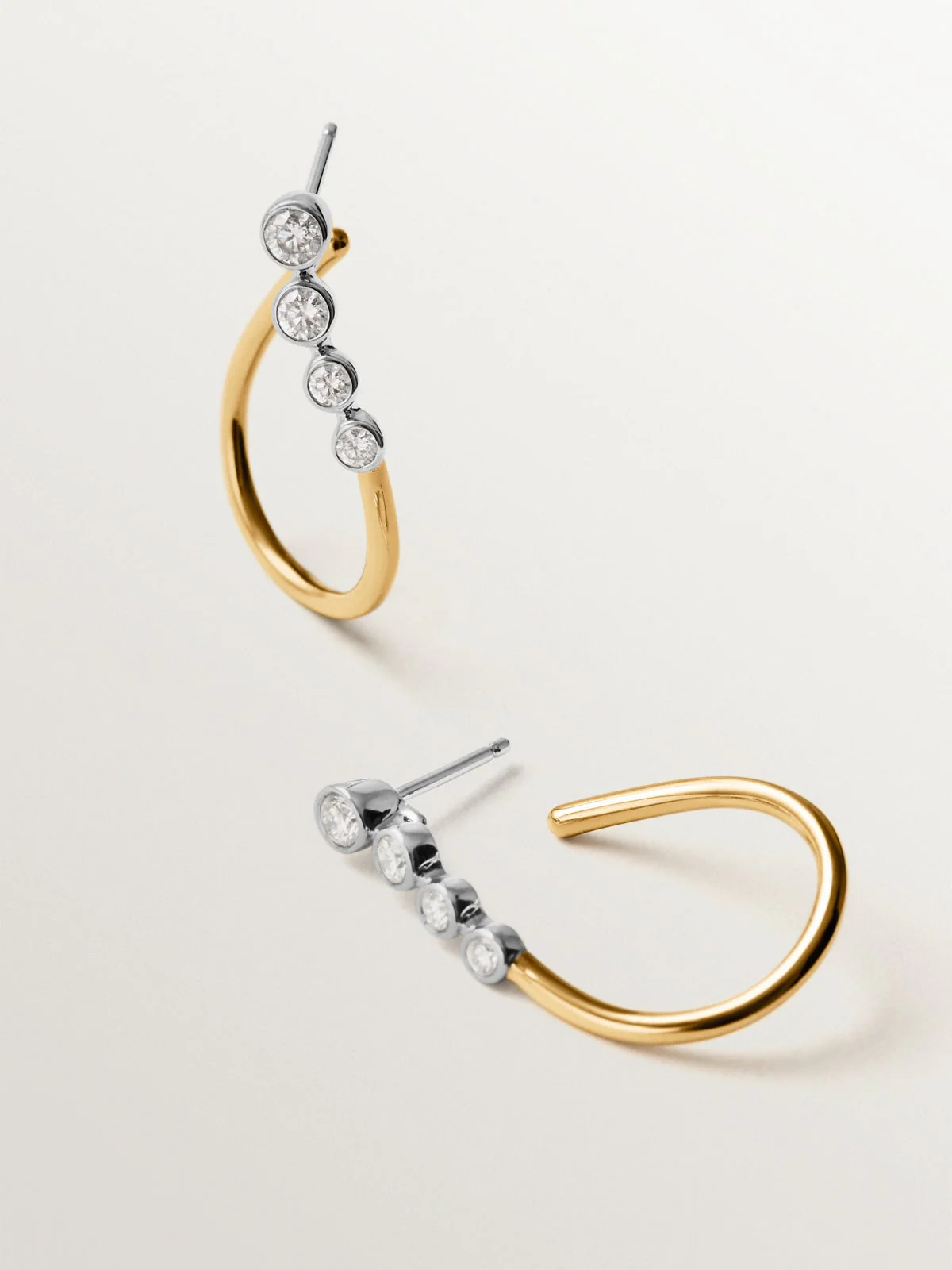 Pendientes de aro ondulados de oro blanco y amarillo de 9K y diamantes - Image 3