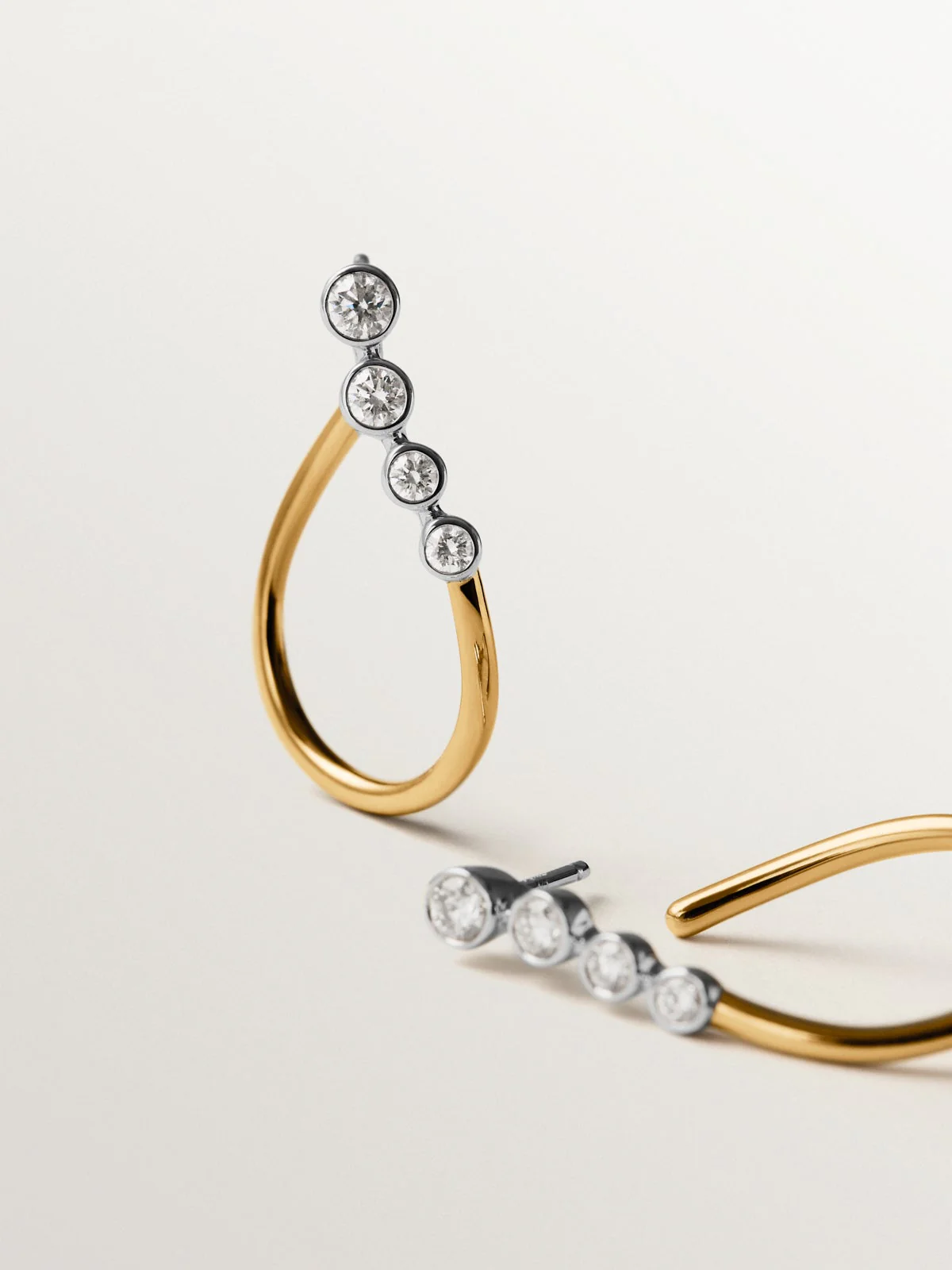 Pendientes de aro ondulados de oro blanco y amarillo de 9K y diamantes - Image 5