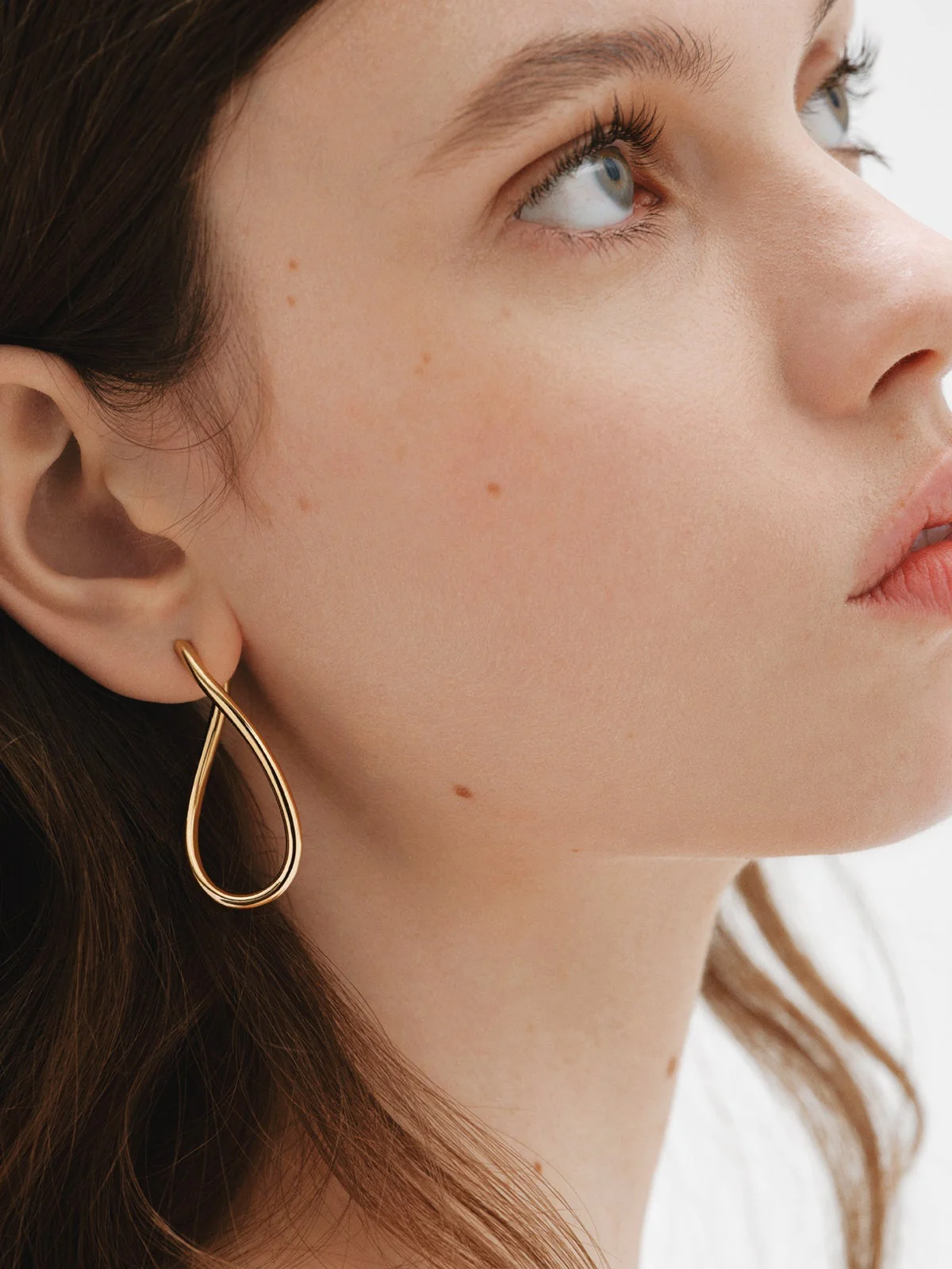 Pendientes de aro ondulados grandes de plata 925 bañada en oro amarillo de 18K - Image 2