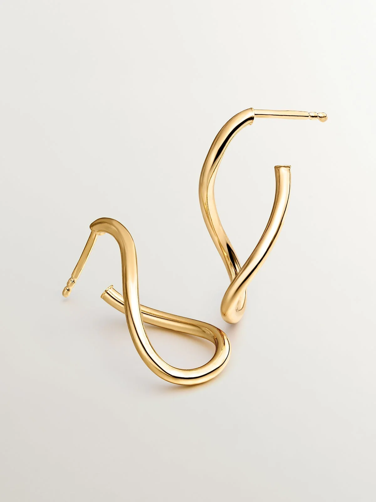 Pendientes de aro ondulados medianos de plata 925 bañada en oro amarillo de 18K - Image 3