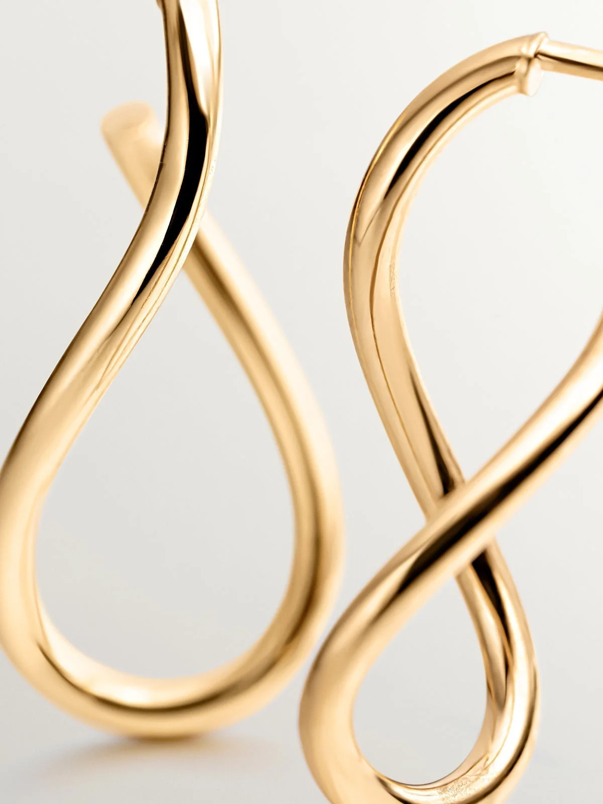 Pendientes de aro ondulados medianos de plata 925 bañada en oro amarillo de 18K - Image 5