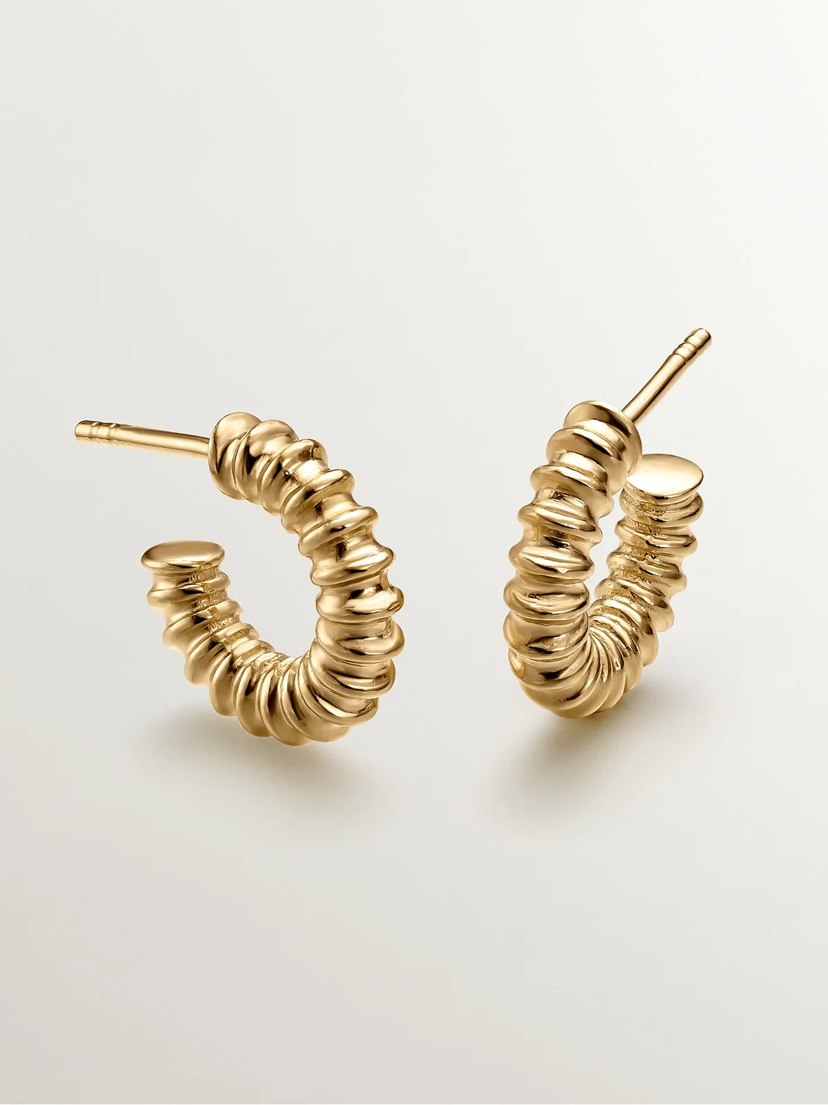 Pendientes de aro pequeños de plata 925 bañada en oro amarillo de 18K con acabado en relieve - Image 3