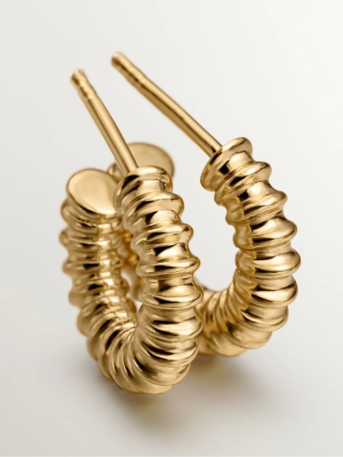 Pendientes de aro pequeños de plata 925 bañada en oro amarillo de 18K con acabado en relieve - Image 5