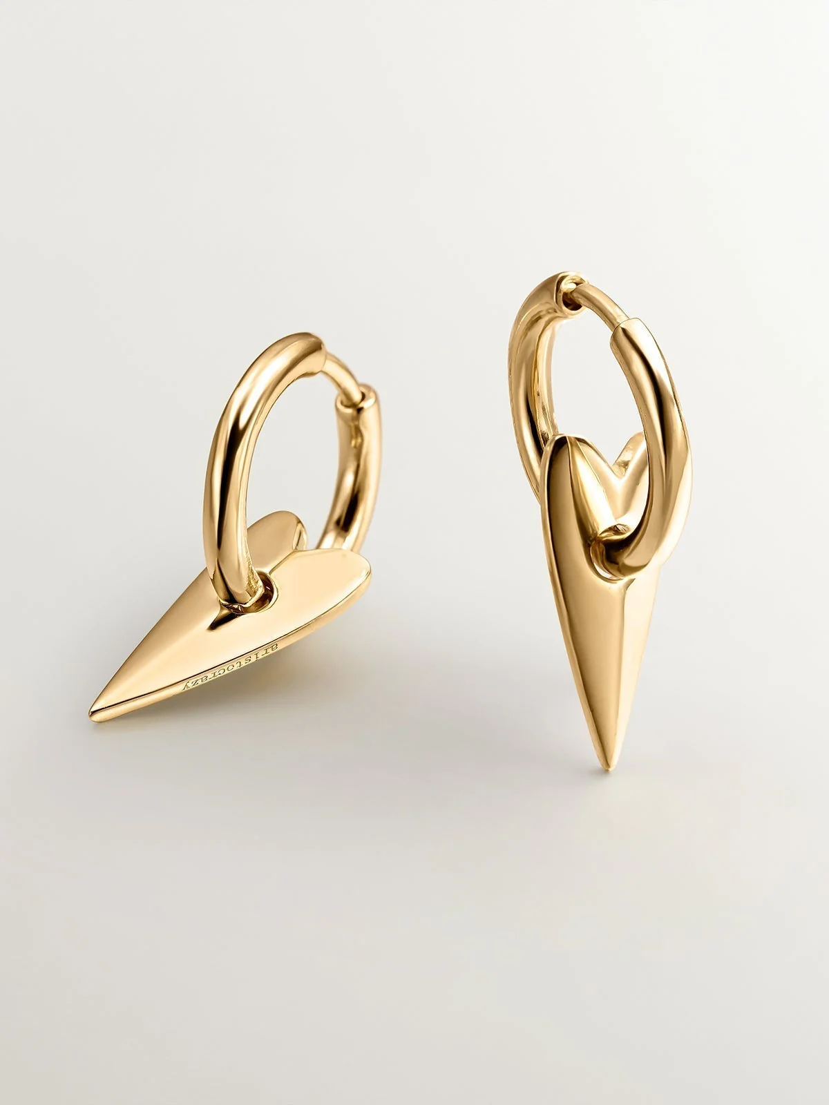 Pendientes de aro pequeños de plata 925 bañada en oro amarillo de 18K con corazón