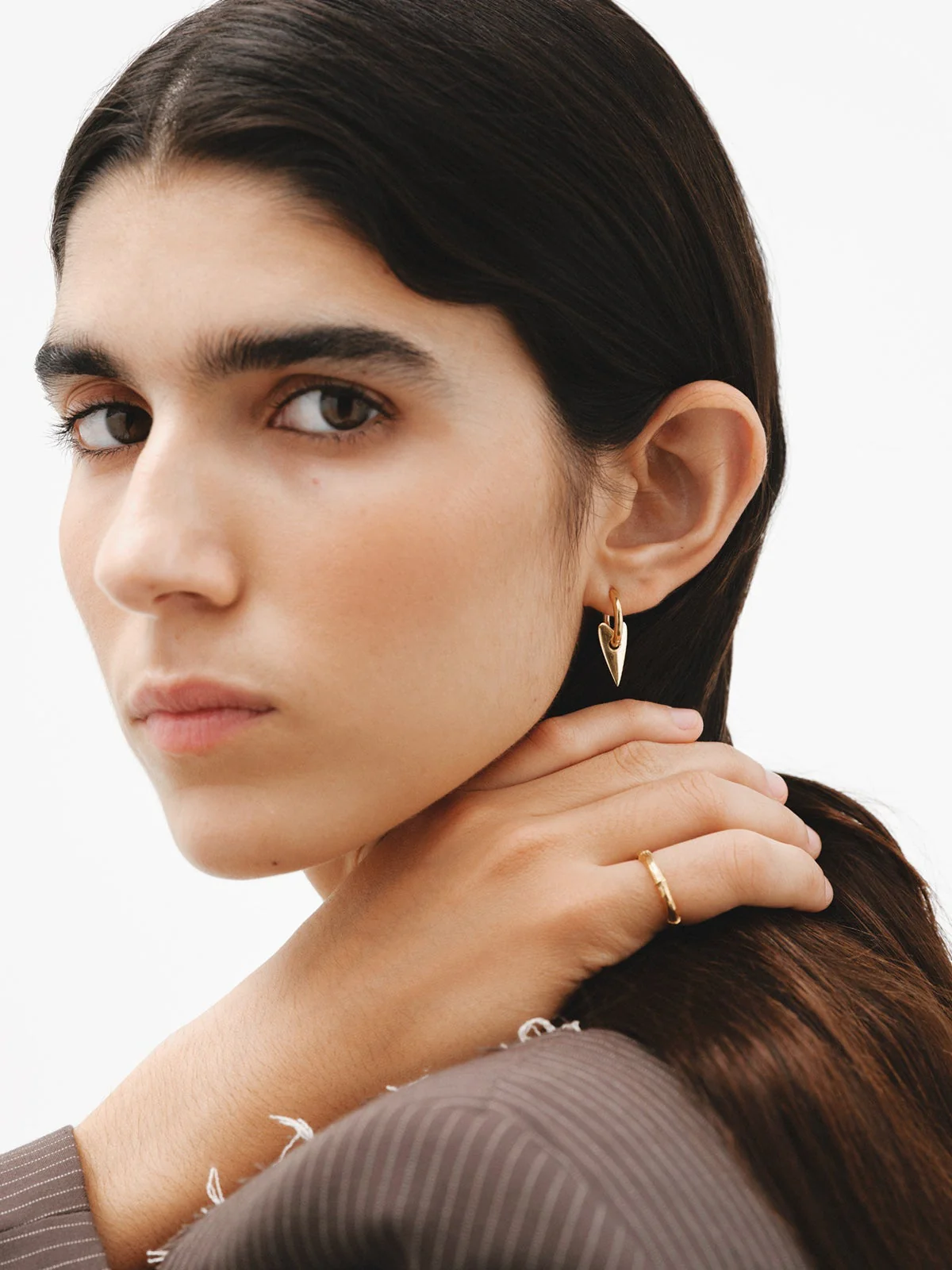 Pendientes de aro pequeños de plata 925 bañada en oro amarillo de 18K con corazón - Image 6