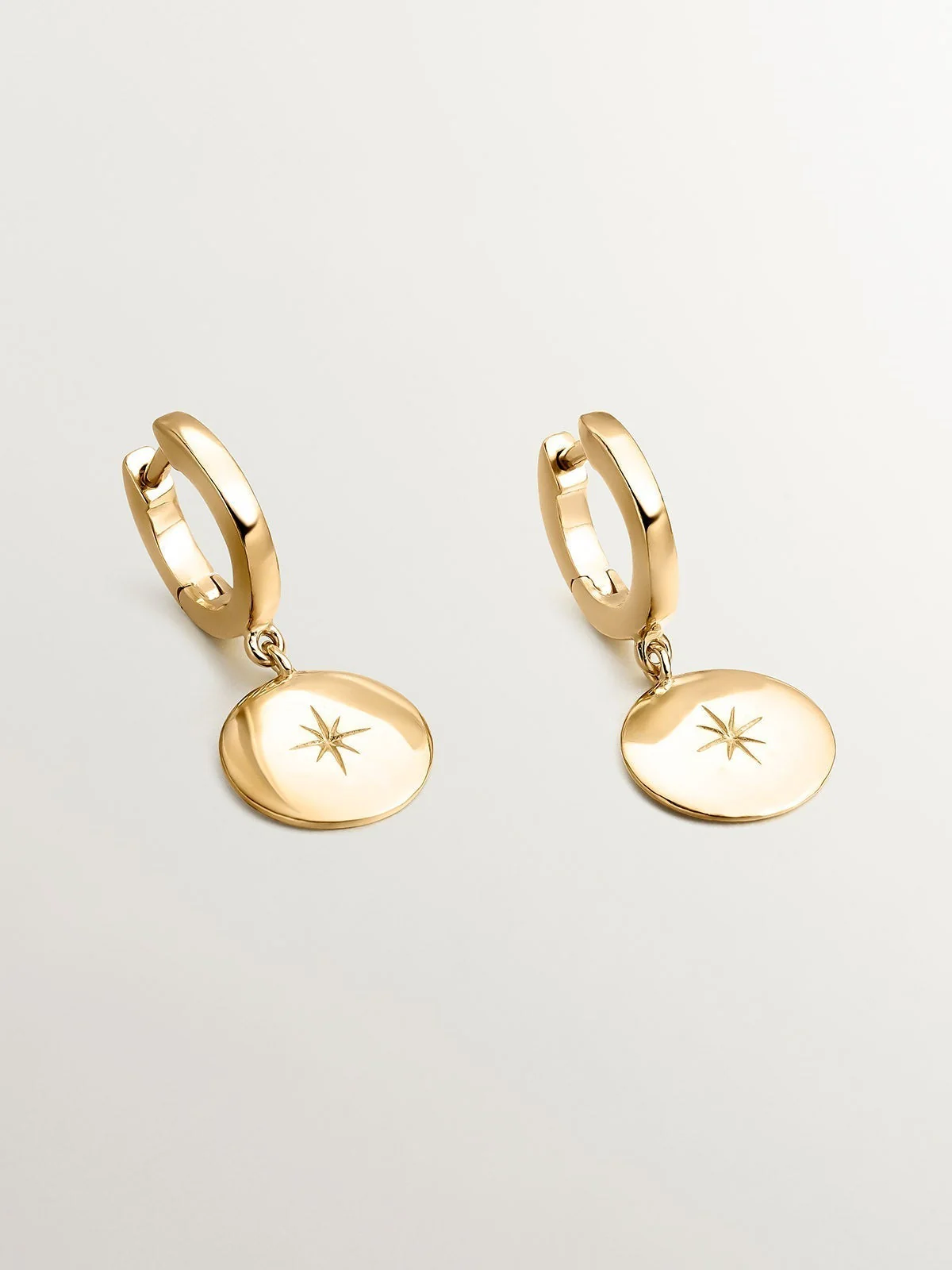 Pendientes de aro pequeños de plata 925 bañada en oro amarillo de 18K con estrella grabada - Image 2