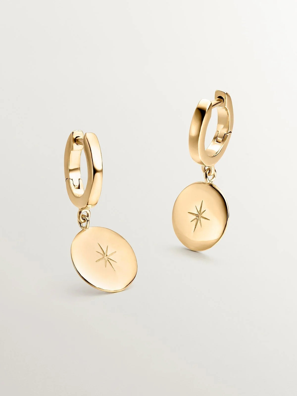 Pendientes de aro pequeños de plata 925 bañada en oro amarillo de 18K con estrella grabada - Image 3