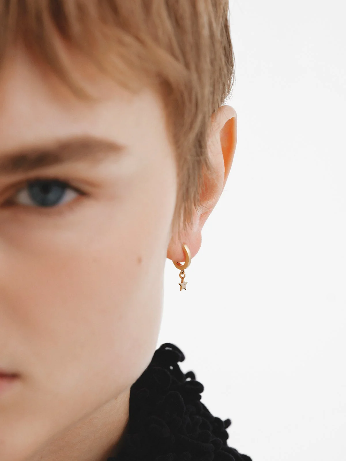Pendientes de aro pequeños de plata 925 bañada en oro amarillo de 18K con estrella - Image 2
