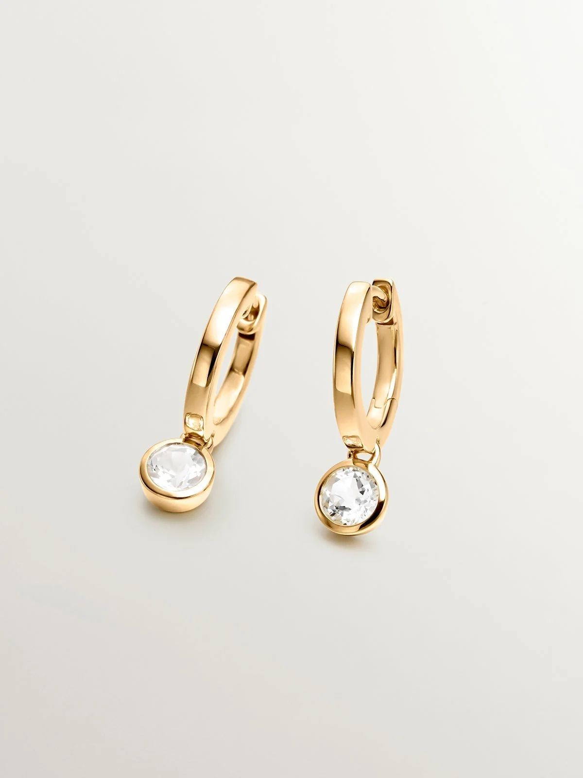 Pendientes de aro pequeños de plata 925 bañada en oro amarillo de 18K con topacio blanco