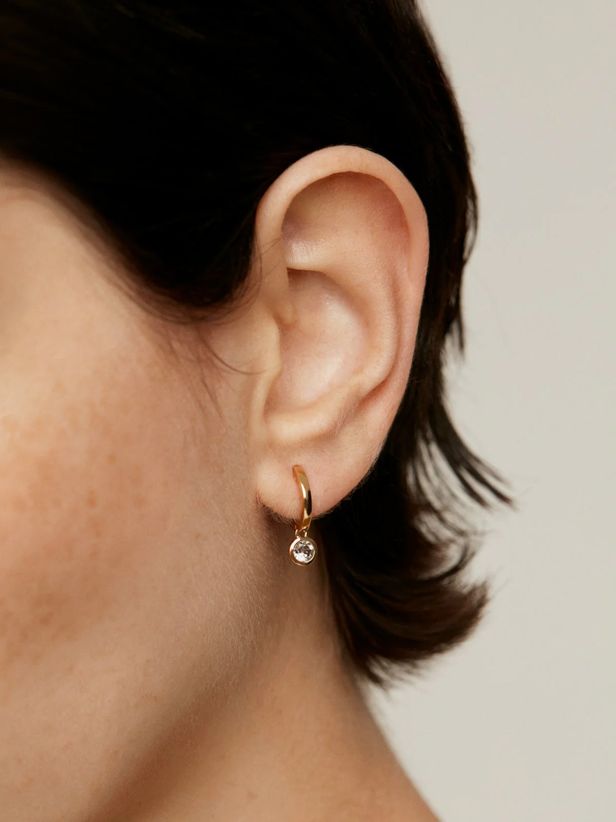 Pendientes de aro pequeños de plata 925 bañada en oro amarillo de 18K con topacio blanco - Image 2