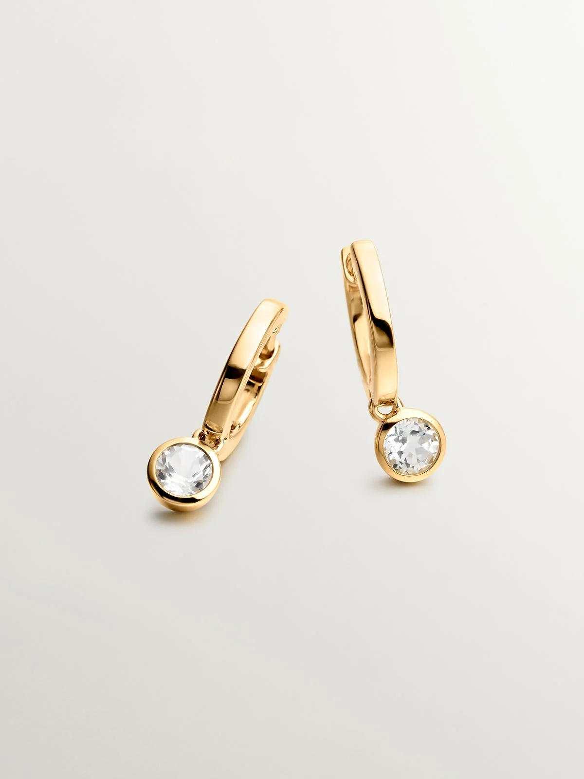 Pendientes de aro pequeños de plata 925 bañada en oro amarillo de 18K con topacio blanco - Image 3
