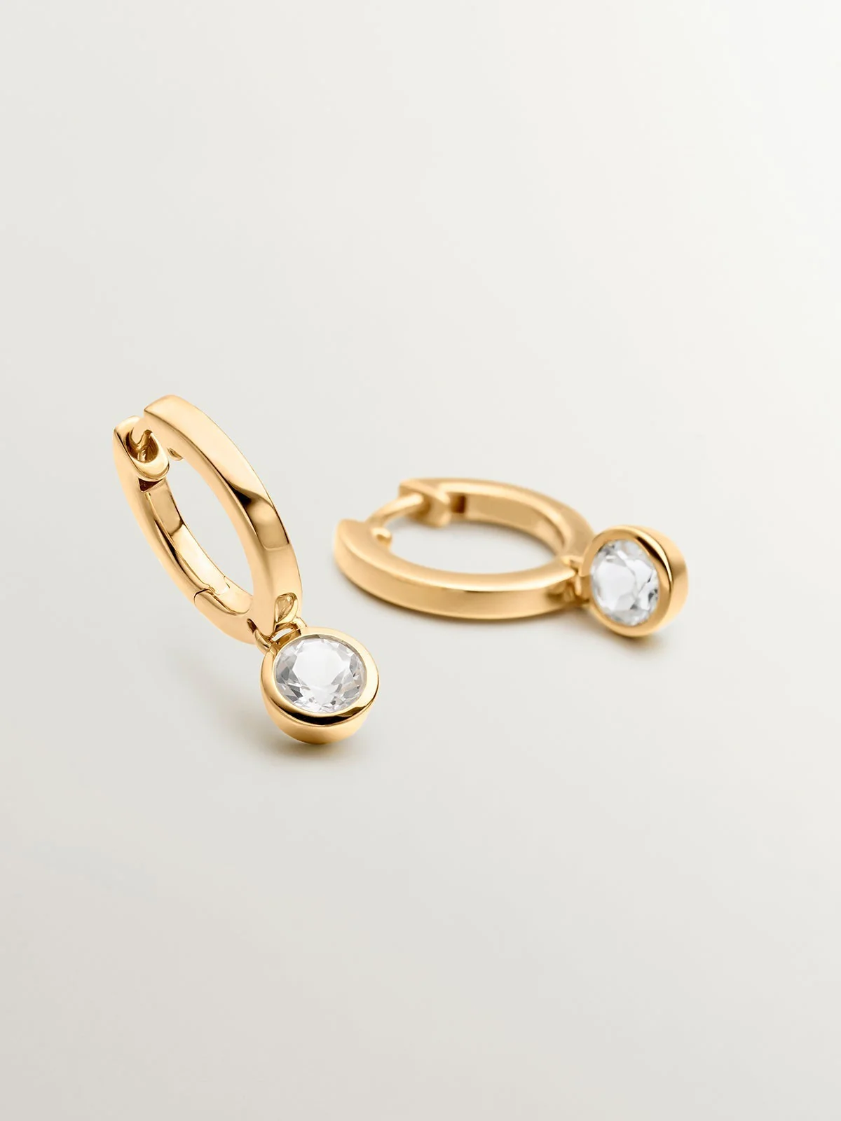 Pendientes de aro pequeños de plata 925 bañada en oro amarillo de 18K con topacio blanco - Image 5
