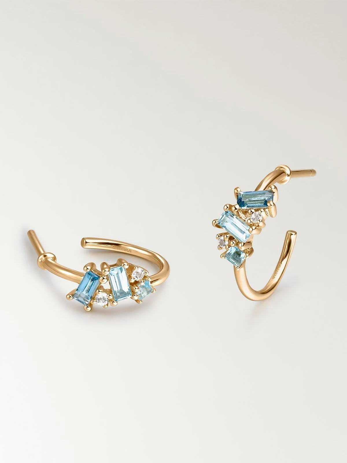 Pendientes de aro pequeños de plata 925 bañada en oro amarillo de 18K con topacios azules y blancos - Image 3