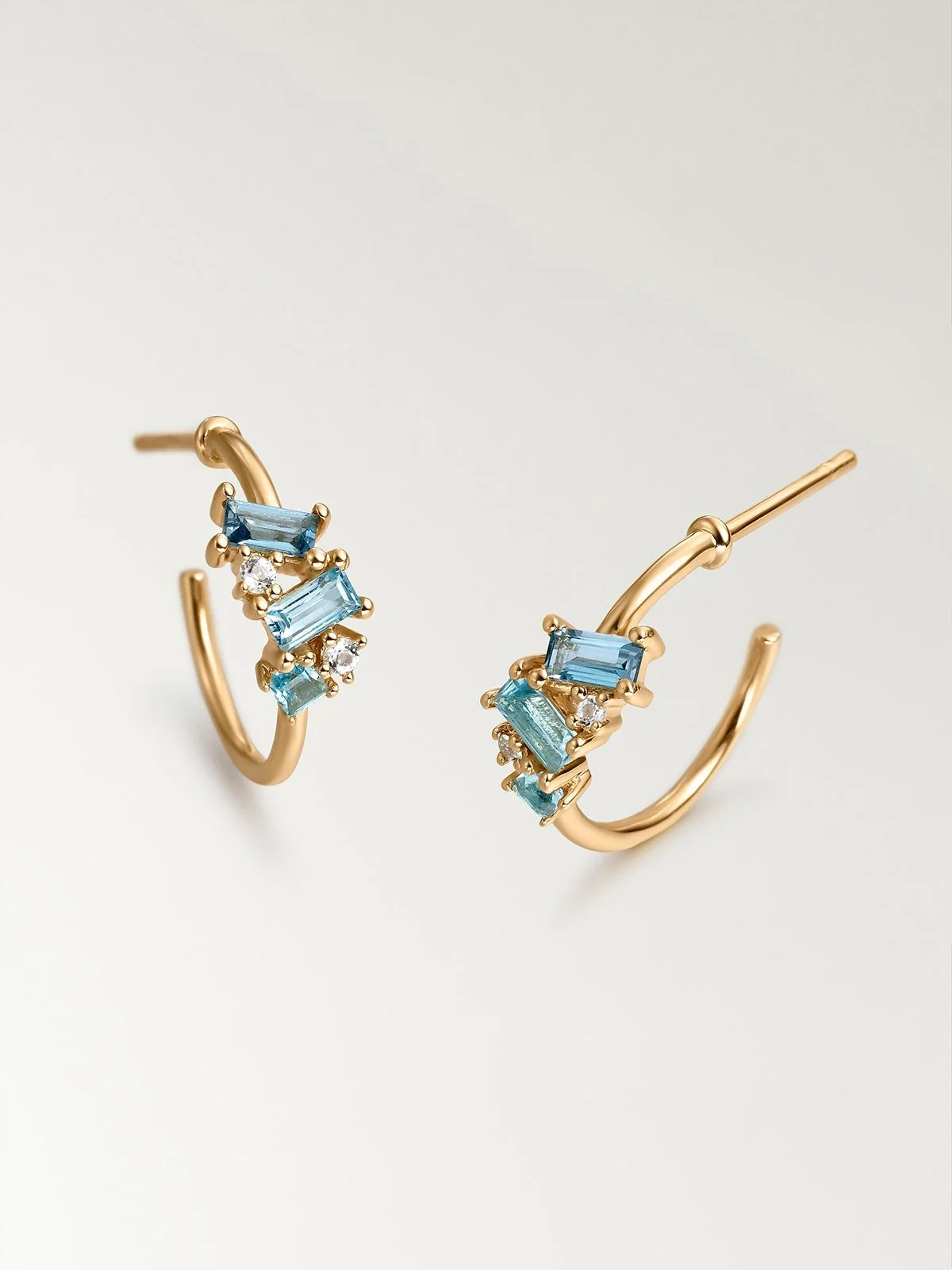 Pendientes de aro pequeños de plata 925 bañada en oro amarillo de 18K con topacios azules y blancos - Image 5