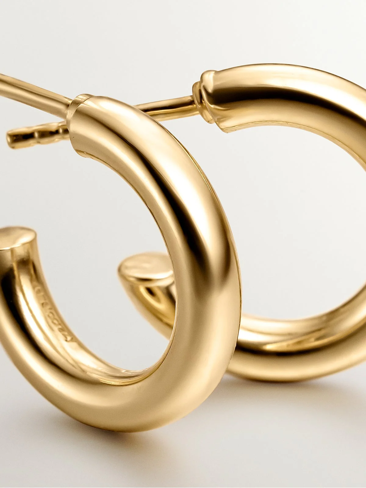 Pendientes de aro pequeños de plata 925 bañada en oro amarillo de 18K - Image 5